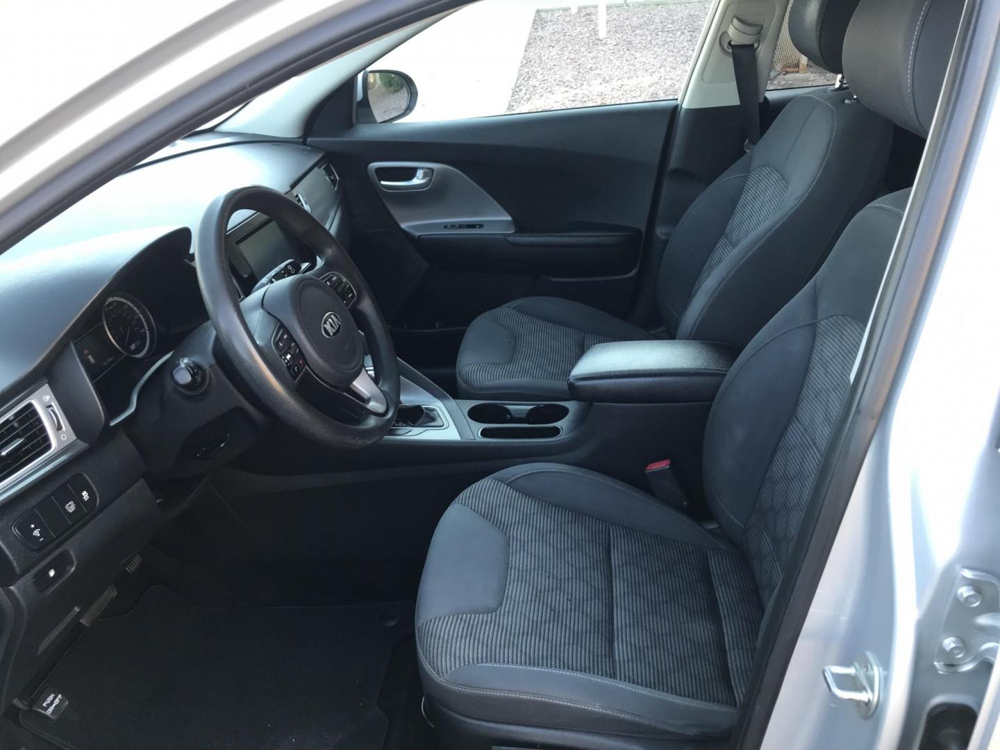 2018 silver /gray Kia Niro FE (KNDCB3LC1J5) with an 1.6L L4 DOHC 16V HYBRID engine, 6A transmission, located at 323 E Dunlap Ave., Phoenix, AZ, 85020, (602) 331-9000, 33.567677, -112.069000 - 2018 KIA NIRO FE,......A Must See!!... Ice cold AC. The car is gorgeous inside and out. Power Options, Premium Sound Stereo/ CD Player, Backup camera, Good Tires, Super Economical, 141k original miles, Clean Arizona title , Runs and Drives Excellent. passed emissions. Priced to sell @ $7850 CASH Pri - Photo#13
