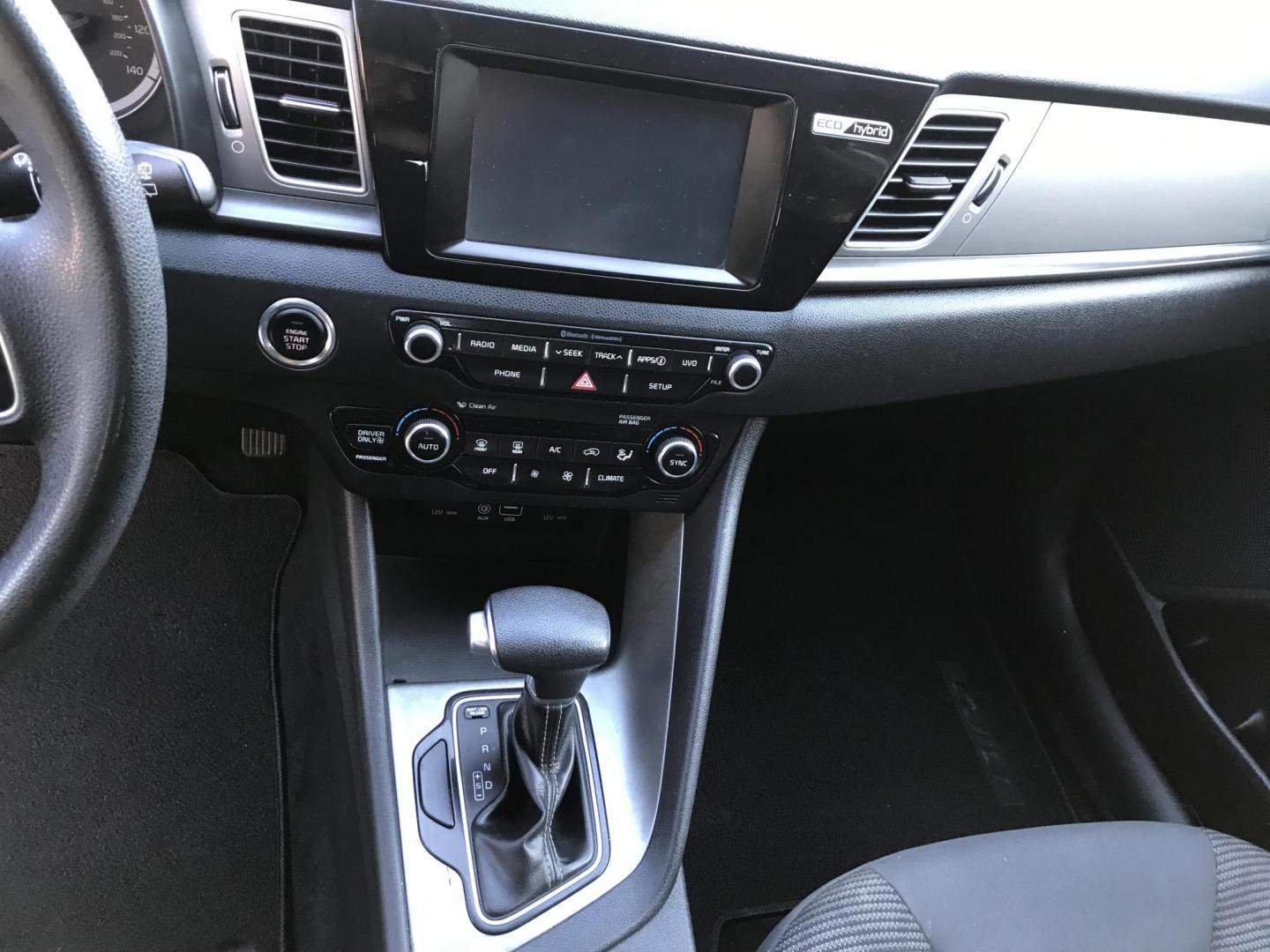 2018 silver /gray Kia Niro FE (KNDCB3LC1J5) with an 1.6L L4 DOHC 16V HYBRID engine, 6A transmission, located at 323 E Dunlap Ave., Phoenix, AZ, 85020, (602) 331-9000, 33.567677, -112.069000 - 2018 KIA NIRO FE,......A Must See!!... Ice cold AC. The car is gorgeous inside and out. Power Options, Premium Sound Stereo/ CD Player, Backup camera, Good Tires, Super Economical, 141k original miles, Clean Arizona title , Runs and Drives Excellent. passed emissions. Priced to sell @ $7850 CASH Pri - Photo#14