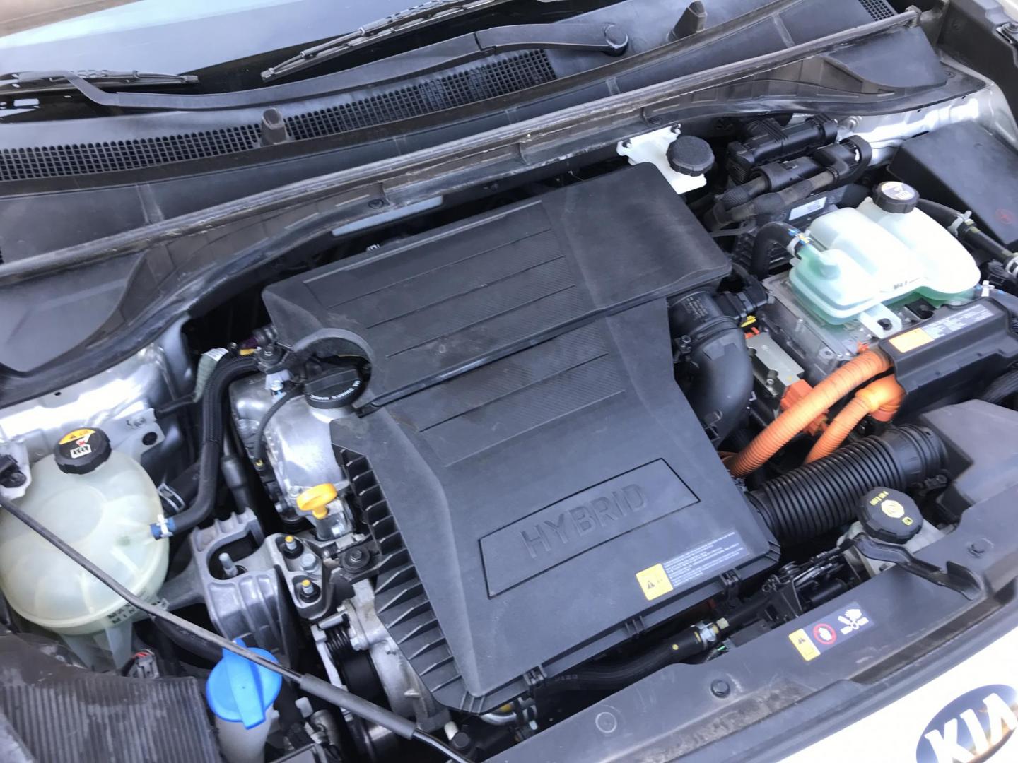 2018 silver /gray Kia Niro FE (KNDCB3LC1J5) with an 1.6L L4 DOHC 16V HYBRID engine, 6A transmission, located at 323 E Dunlap Ave., Phoenix, AZ, 85020, (602) 331-9000, 33.567677, -112.069000 - 2018 KIA NIRO FE,......A Must See!!... Ice cold AC. The car is gorgeous inside and out. Power Options, Premium Sound Stereo/ CD Player, Backup camera, Good Tires, Super Economical, 141k original miles, Clean Arizona title , Runs and Drives Excellent. passed emissions. Priced to sell @ $7850 CASH Pri - Photo#15