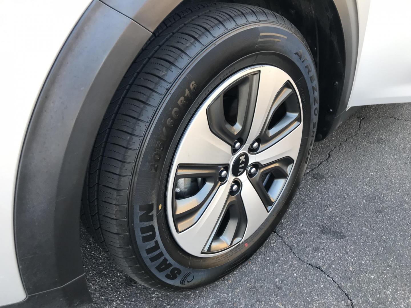 2018 silver /gray Kia Niro FE (KNDCB3LC1J5) with an 1.6L L4 DOHC 16V HYBRID engine, 6A transmission, located at 323 E Dunlap Ave., Phoenix, AZ, 85020, (602) 331-9000, 33.567677, -112.069000 - 2018 KIA NIRO FE,......A Must See!!... Ice cold AC. The car is gorgeous inside and out. Power Options, Premium Sound Stereo/ CD Player, Backup camera, Good Tires, Super Economical, 141k original miles, Clean Arizona title , Runs and Drives Excellent. passed emissions. Priced to sell @ $7850 CASH Pri - Photo#16