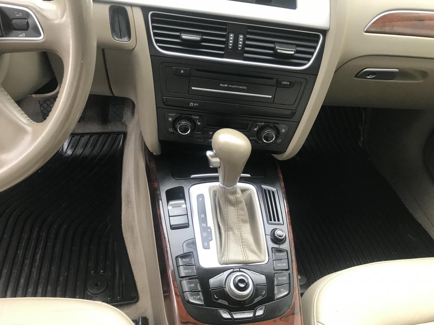 2012 WHITE /tan Audi A4 2.0T Sedan quattro Tiptronic (WAUFFAFL6CN) with an 2.0L L4 DOHC 16V TURBO engine, 6-Speed Automatic transmission, located at 323 E Dunlap Ave., Phoenix, AZ, 85020, (602) 331-9000, 33.567677, -112.069000 - Photo#14