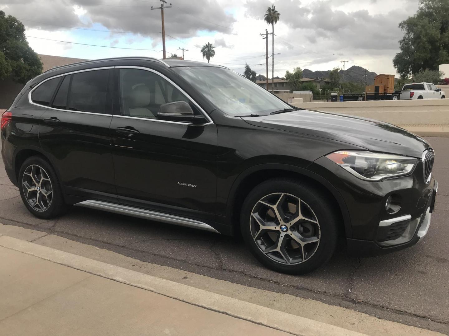 2016 black /black BMW X1 xDrive28i (WBXHT3C31G5) with an 2.0L L4 DOHC 16V engine, 8A transmission, located at 323 E Dunlap Ave., Phoenix, AZ, 85020, (602) 331-9000, 33.567677, -112.069000 - Photo#6