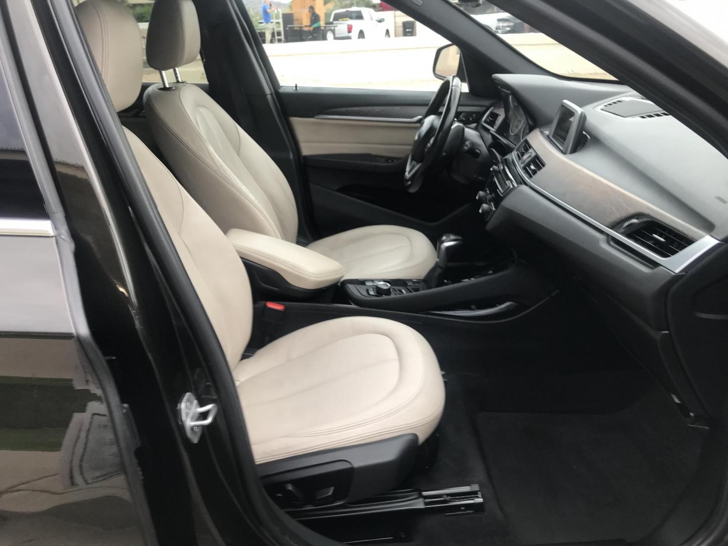 2016 black /black BMW X1 xDrive28i (WBXHT3C31G5) with an 2.0L L4 DOHC 16V engine, 8A transmission, located at 323 E Dunlap Ave., Phoenix, AZ, 85020, (602) 331-9000, 33.567677, -112.069000 - Photo#8