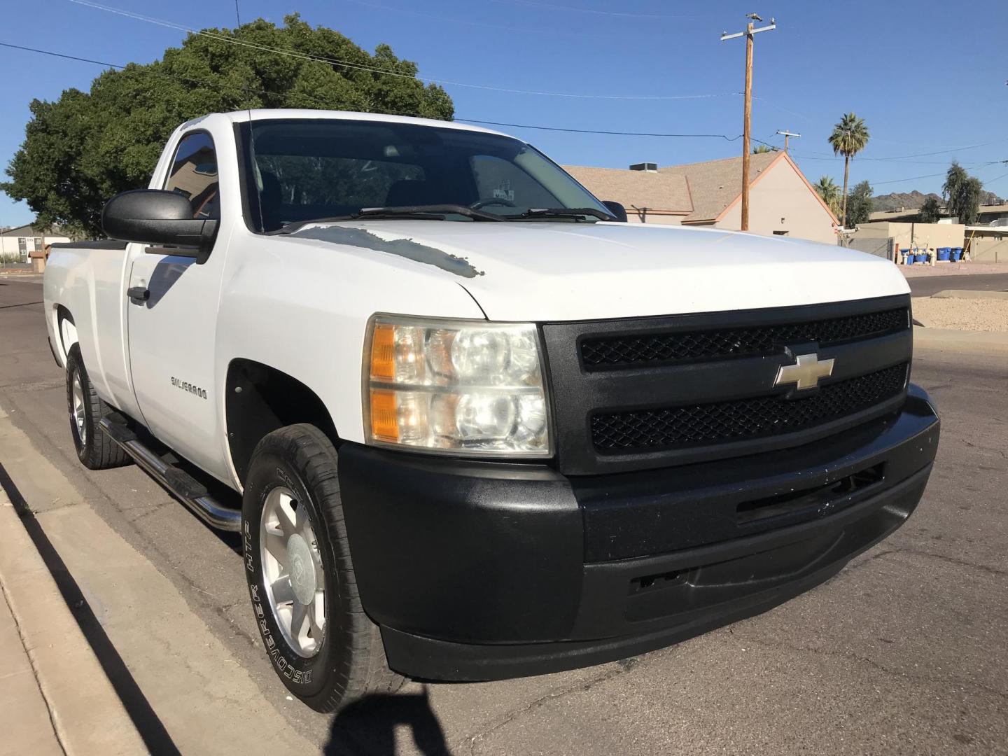 2010 WHITE /gray Chevrolet Silverado 1500 Work Truck 2WD (1GCPCPEX2AZ) with an 4.3L V6 OHV 12V engine, 4-Speed Automatic transmission, located at 323 E Dunlap Ave., Phoenix, AZ, 85020, (602) 331-9000, 33.567677, -112.069000 - Photo#4