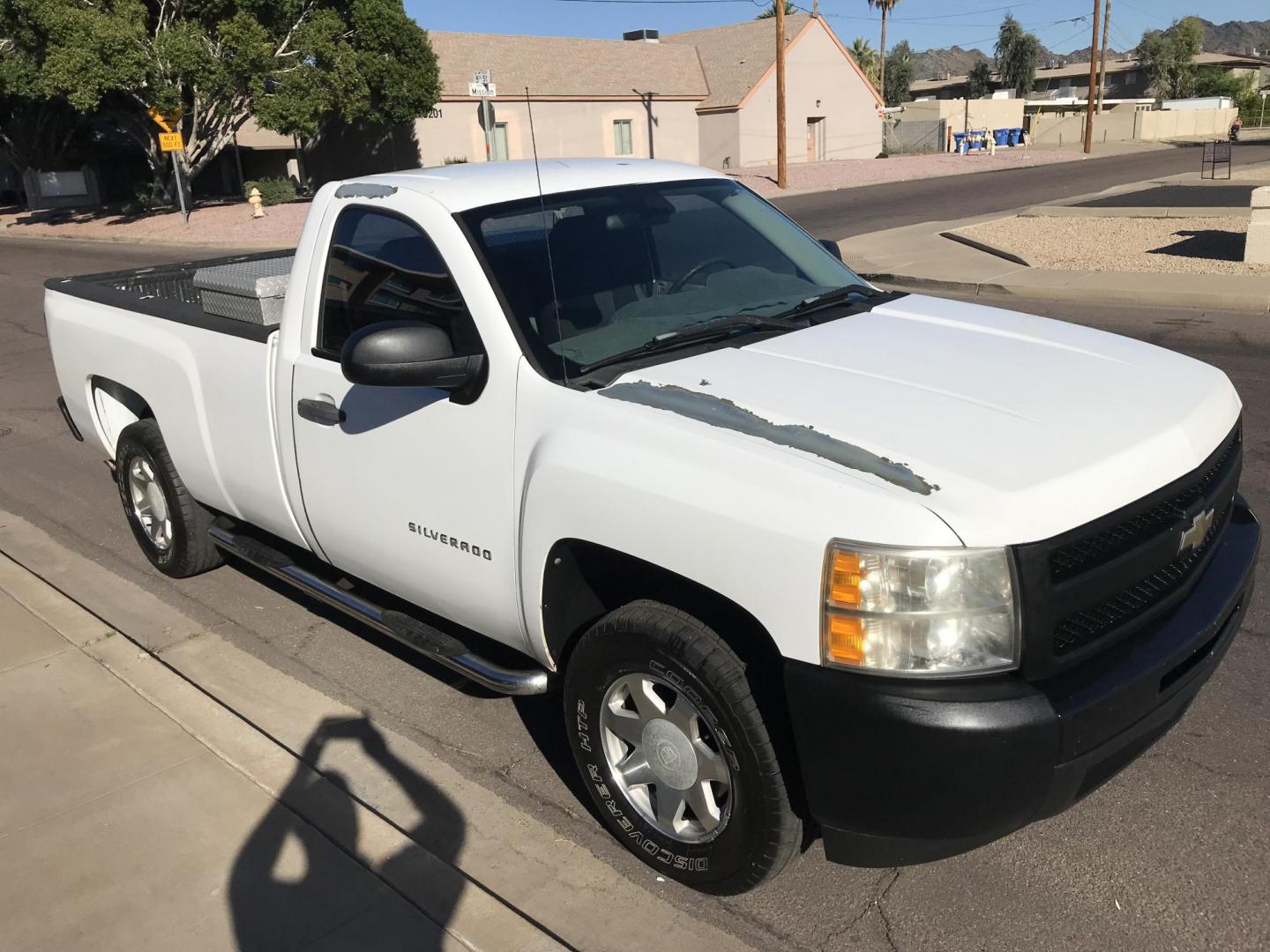 2010 WHITE /gray Chevrolet Silverado 1500 Work Truck 2WD (1GCPCPEX2AZ) with an 4.3L V6 OHV 12V engine, 4-Speed Automatic transmission, located at 323 E Dunlap Ave., Phoenix, AZ, 85020, (602) 331-9000, 33.567677, -112.069000 - Photo#5
