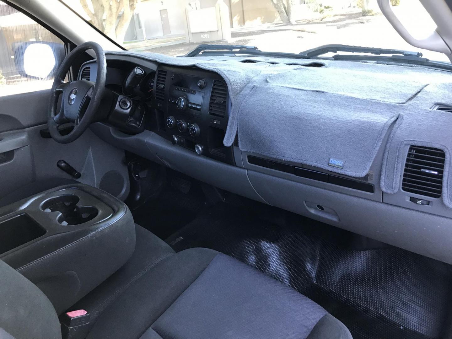 2010 WHITE /gray Chevrolet Silverado 1500 Work Truck 2WD (1GCPCPEX2AZ) with an 4.3L V6 OHV 12V engine, 4-Speed Automatic transmission, located at 323 E Dunlap Ave., Phoenix, AZ, 85020, (602) 331-9000, 33.567677, -112.069000 - Photo#7