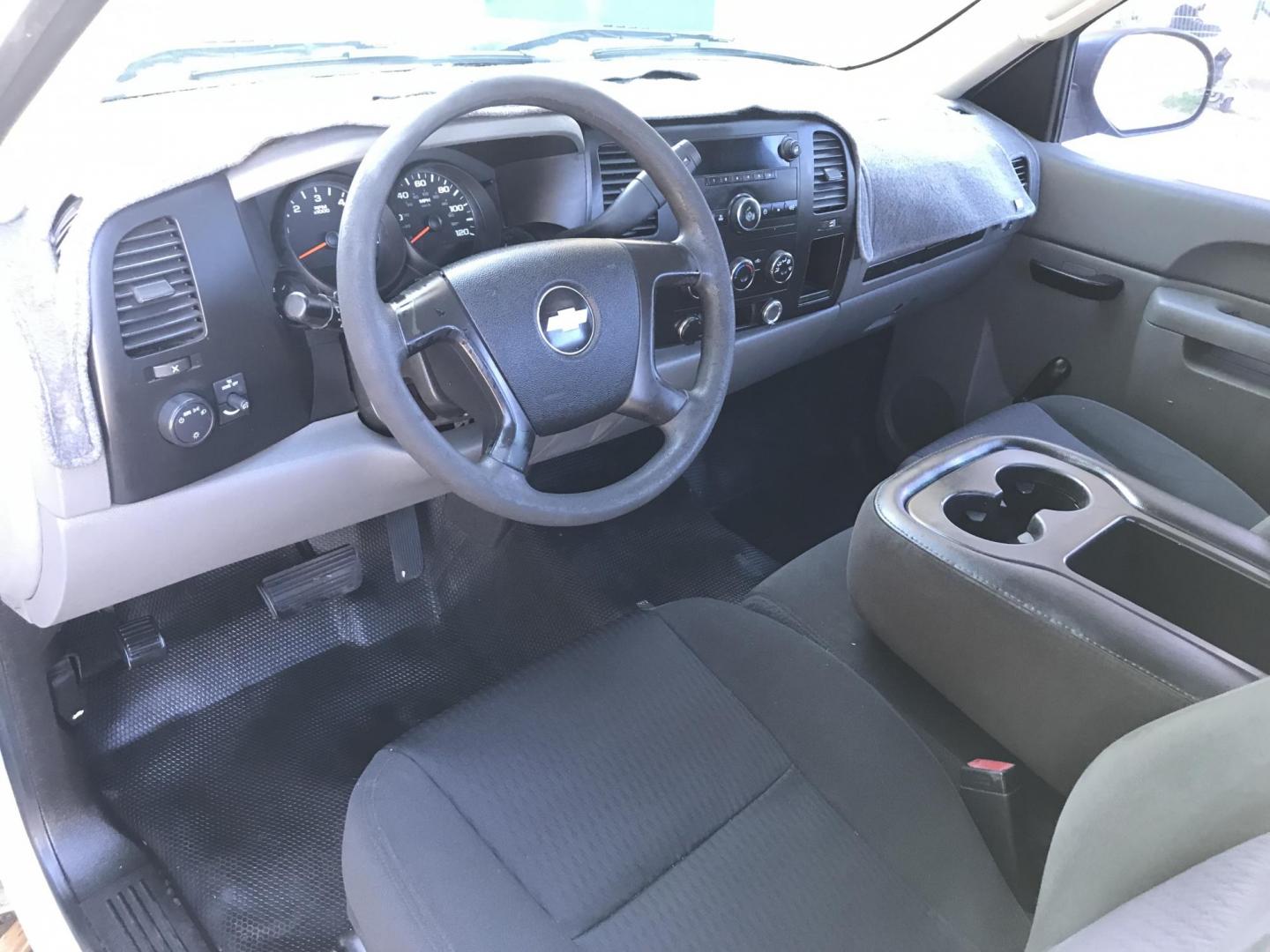 2010 WHITE /gray Chevrolet Silverado 1500 Work Truck 2WD (1GCPCPEX2AZ) with an 4.3L V6 OHV 12V engine, 4-Speed Automatic transmission, located at 323 E Dunlap Ave., Phoenix, AZ, 85020, (602) 331-9000, 33.567677, -112.069000 - Photo#12