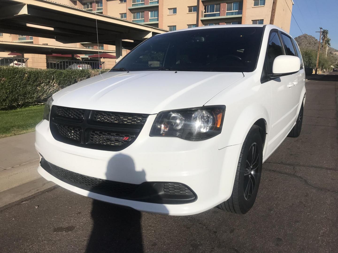 2017 WHITE /gray Dodge Grand Caravan SE (2C4RDGBG0HR) with an 3.6L V6 DOHC 24V engine, 6A transmission, located at 323 E Dunlap Ave., Phoenix, AZ, 85020, (602) 331-9000, 33.567677, -112.069000 - 2017 DODGE GRAND CARAVAN SE ......GREAT condition,.... Automatic, 154k miles, Ice Cold A/C, White and gray interior , Premium Sound Stereo/CD Player, Backup camera, 3RD Row seating , Alloy Wheels, This van is super clean inside and out, Incredible gas mileage! Arizona title , Runs and Drives Excell - Photo#0