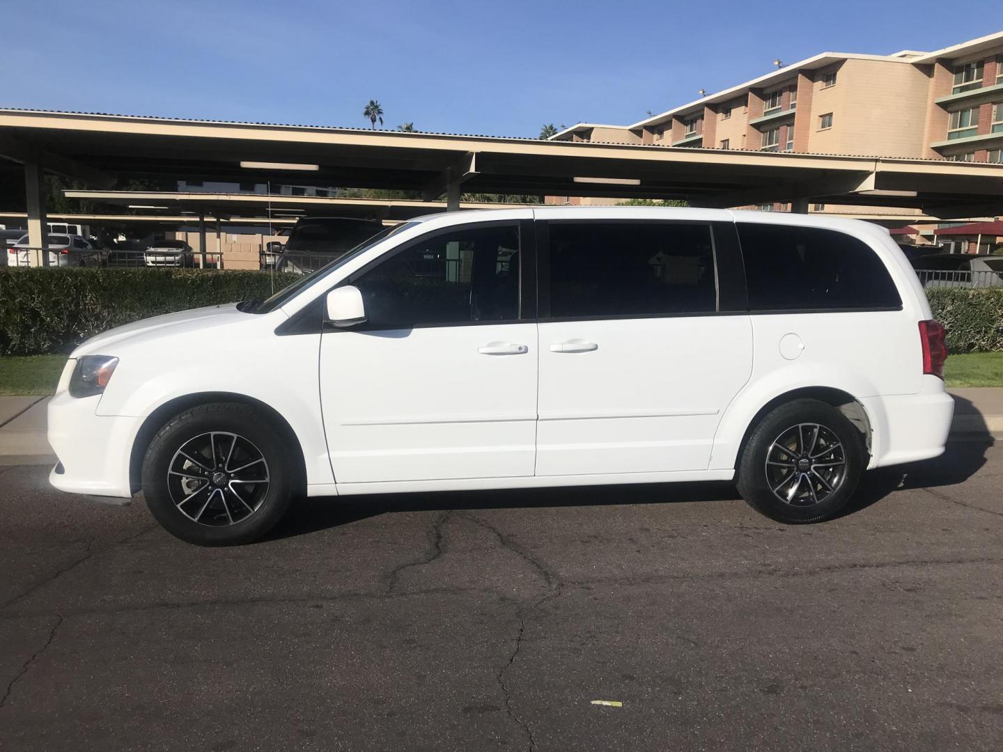 2017 WHITE /gray Dodge Grand Caravan SE (2C4RDGBG0HR) with an 3.6L V6 DOHC 24V engine, 6A transmission, located at 323 E Dunlap Ave., Phoenix, AZ, 85020, (602) 331-9000, 33.567677, -112.069000 - 2017 DODGE GRAND CARAVAN SE ......GREAT condition,.... Automatic, 154k miles, Ice Cold A/C, White and gray interior , Premium Sound Stereo/CD Player, Backup camera, 3RD Row seating , Alloy Wheels, This van is super clean inside and out, Incredible gas mileage! Arizona title , Runs and Drives Excell - Photo#2