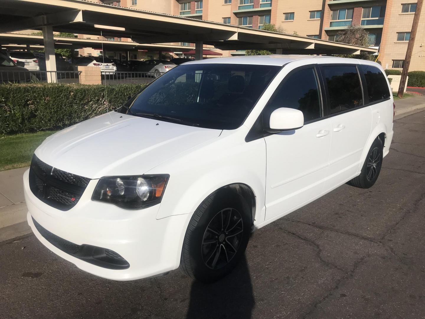 2017 WHITE /gray Dodge Grand Caravan SE (2C4RDGBG0HR) with an 3.6L V6 DOHC 24V engine, 6A transmission, located at 323 E Dunlap Ave., Phoenix, AZ, 85020, (602) 331-9000, 33.567677, -112.069000 - 2017 DODGE GRAND CARAVAN SE ......GREAT condition,.... Automatic, 154k miles, Ice Cold A/C, White and gray interior , Premium Sound Stereo/CD Player, Backup camera, 3RD Row seating , Alloy Wheels, This van is super clean inside and out, Incredible gas mileage! Arizona title , Runs and Drives Excell - Photo#1