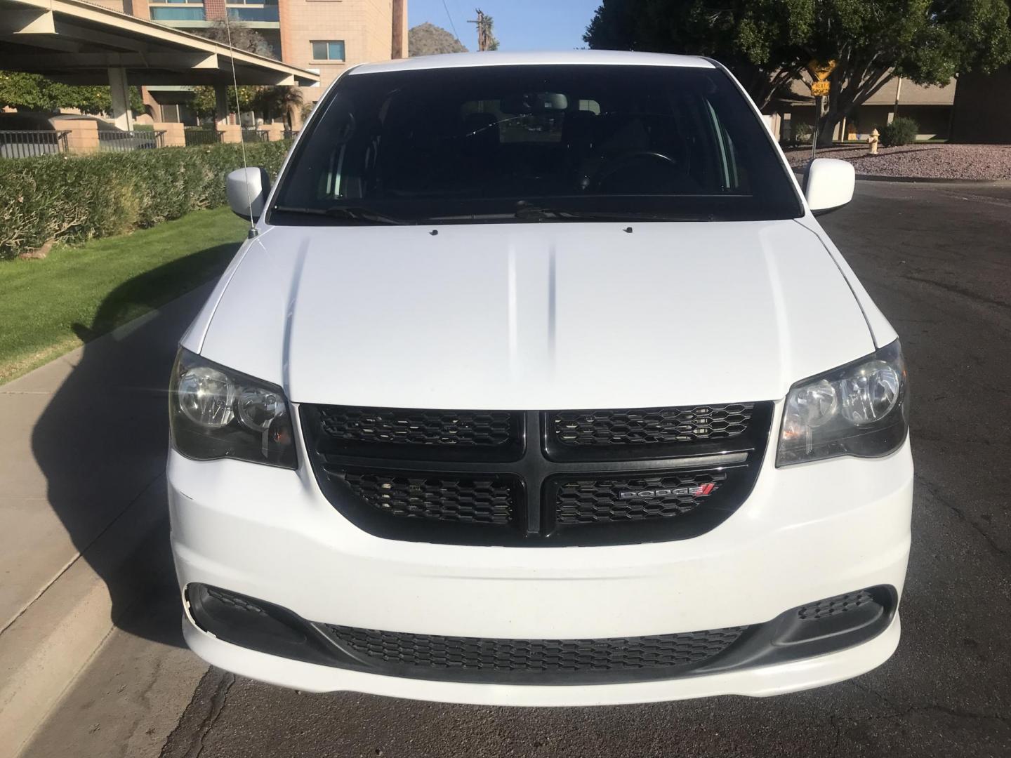 2017 WHITE /gray Dodge Grand Caravan SE (2C4RDGBG0HR) with an 3.6L V6 DOHC 24V engine, 6A transmission, located at 323 E Dunlap Ave., Phoenix, AZ, 85020, (602) 331-9000, 33.567677, -112.069000 - 2017 DODGE GRAND CARAVAN SE ......GREAT condition,.... Automatic, 154k miles, Ice Cold A/C, White and gray interior , Premium Sound Stereo/CD Player, Backup camera, 3RD Row seating , Alloy Wheels, This van is super clean inside and out, Incredible gas mileage! Arizona title , Runs and Drives Excell - Photo#3