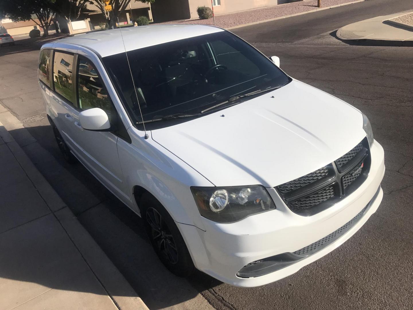 2017 WHITE /gray Dodge Grand Caravan SE (2C4RDGBG0HR) with an 3.6L V6 DOHC 24V engine, 6A transmission, located at 323 E Dunlap Ave., Phoenix, AZ, 85020, (602) 331-9000, 33.567677, -112.069000 - 2017 DODGE GRAND CARAVAN SE ......GREAT condition,.... Automatic, 154k miles, Ice Cold A/C, White and gray interior , Premium Sound Stereo/CD Player, Backup camera, 3RD Row seating , Alloy Wheels, This van is super clean inside and out, Incredible gas mileage! Arizona title , Runs and Drives Excell - Photo#5