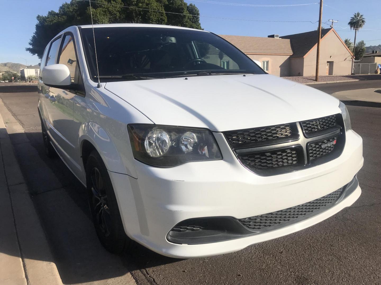 2017 WHITE /gray Dodge Grand Caravan SE (2C4RDGBG0HR) with an 3.6L V6 DOHC 24V engine, 6A transmission, located at 323 E Dunlap Ave., Phoenix, AZ, 85020, (602) 331-9000, 33.567677, -112.069000 - 2017 DODGE GRAND CARAVAN SE ......GREAT condition,.... Automatic, 154k miles, Ice Cold A/C, White and gray interior , Premium Sound Stereo/CD Player, Backup camera, 3RD Row seating , Alloy Wheels, This van is super clean inside and out, Incredible gas mileage! Arizona title , Runs and Drives Excell - Photo#4