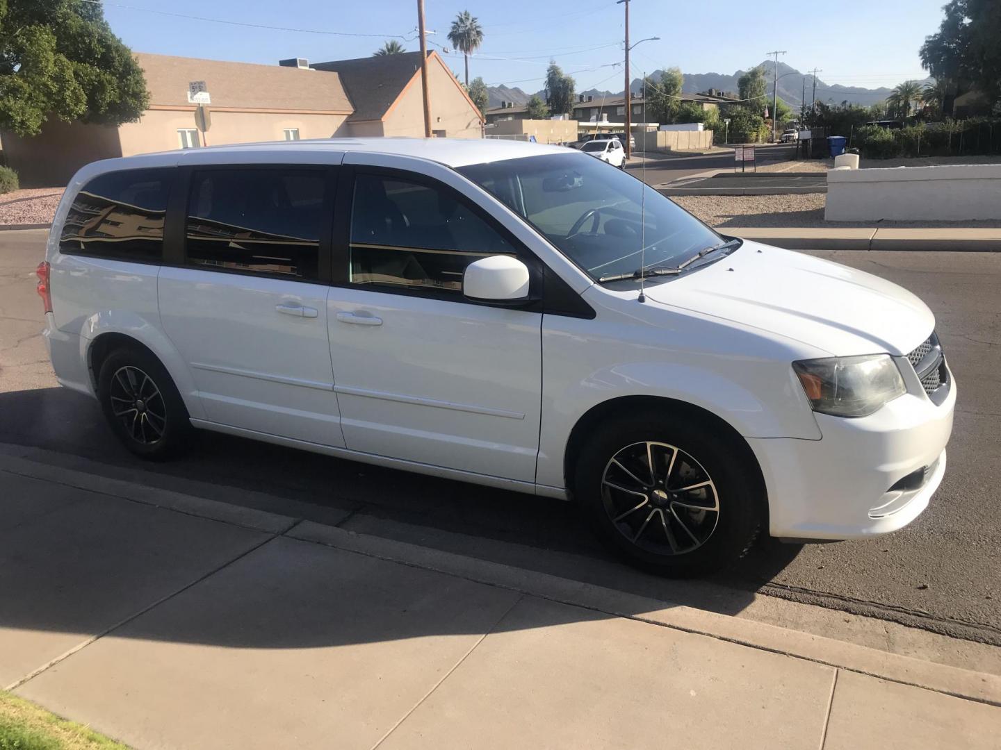2017 WHITE /gray Dodge Grand Caravan SE (2C4RDGBG0HR) with an 3.6L V6 DOHC 24V engine, 6A transmission, located at 323 E Dunlap Ave., Phoenix, AZ, 85020, (602) 331-9000, 33.567677, -112.069000 - 2017 DODGE GRAND CARAVAN SE ......GREAT condition,.... Automatic, 154k miles, Ice Cold A/C, White and gray interior , Premium Sound Stereo/CD Player, Backup camera, 3RD Row seating , Alloy Wheels, This van is super clean inside and out, Incredible gas mileage! Arizona title , Runs and Drives Excell - Photo#6