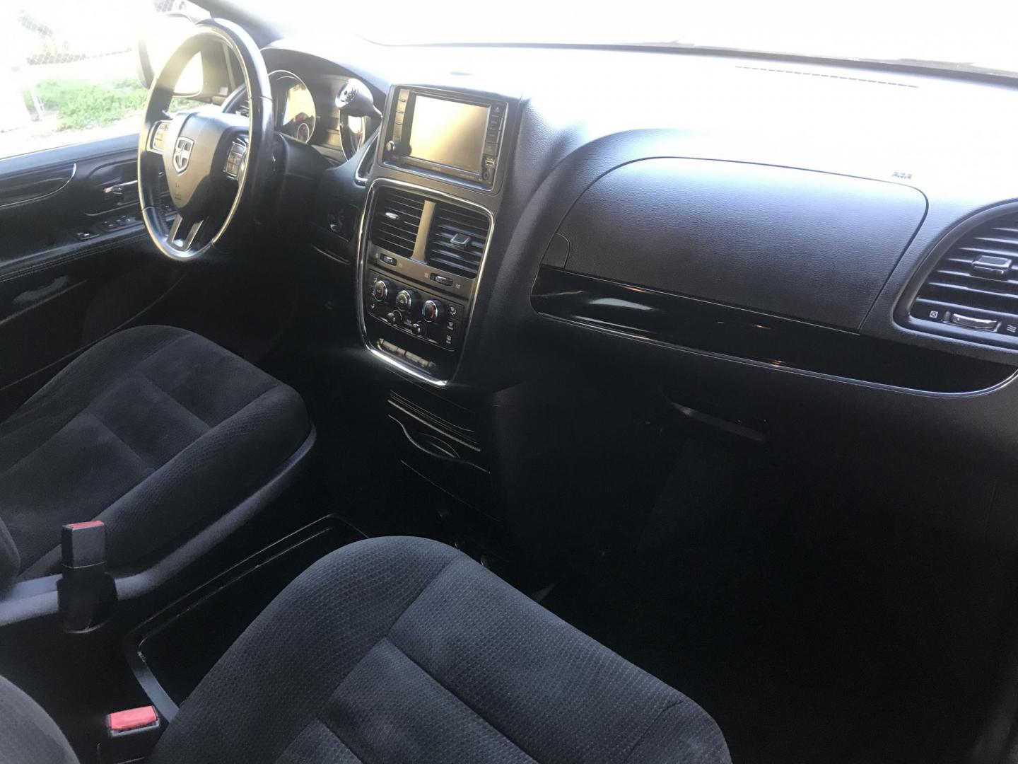 2017 WHITE /gray Dodge Grand Caravan SE (2C4RDGBG0HR) with an 3.6L V6 DOHC 24V engine, 6A transmission, located at 323 E Dunlap Ave., Phoenix, AZ, 85020, (602) 331-9000, 33.567677, -112.069000 - 2017 DODGE GRAND CARAVAN SE ......GREAT condition,.... Automatic, 154k miles, Ice Cold A/C, White and gray interior , Premium Sound Stereo/CD Player, Backup camera, 3RD Row seating , Alloy Wheels, This van is super clean inside and out, Incredible gas mileage! Arizona title , Runs and Drives Excell - Photo#7