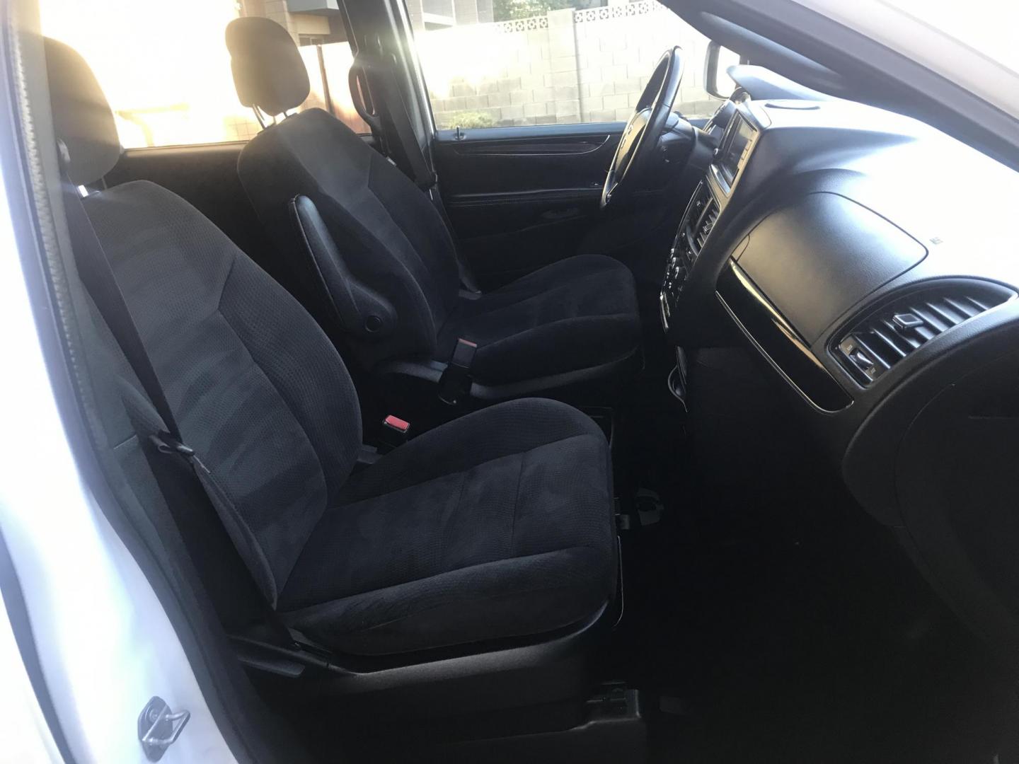 2017 WHITE /gray Dodge Grand Caravan SE (2C4RDGBG0HR) with an 3.6L V6 DOHC 24V engine, 6A transmission, located at 323 E Dunlap Ave., Phoenix, AZ, 85020, (602) 331-9000, 33.567677, -112.069000 - 2017 DODGE GRAND CARAVAN SE ......GREAT condition,.... Automatic, 154k miles, Ice Cold A/C, White and gray interior , Premium Sound Stereo/CD Player, Backup camera, 3RD Row seating , Alloy Wheels, This van is super clean inside and out, Incredible gas mileage! Arizona title , Runs and Drives Excell - Photo#8