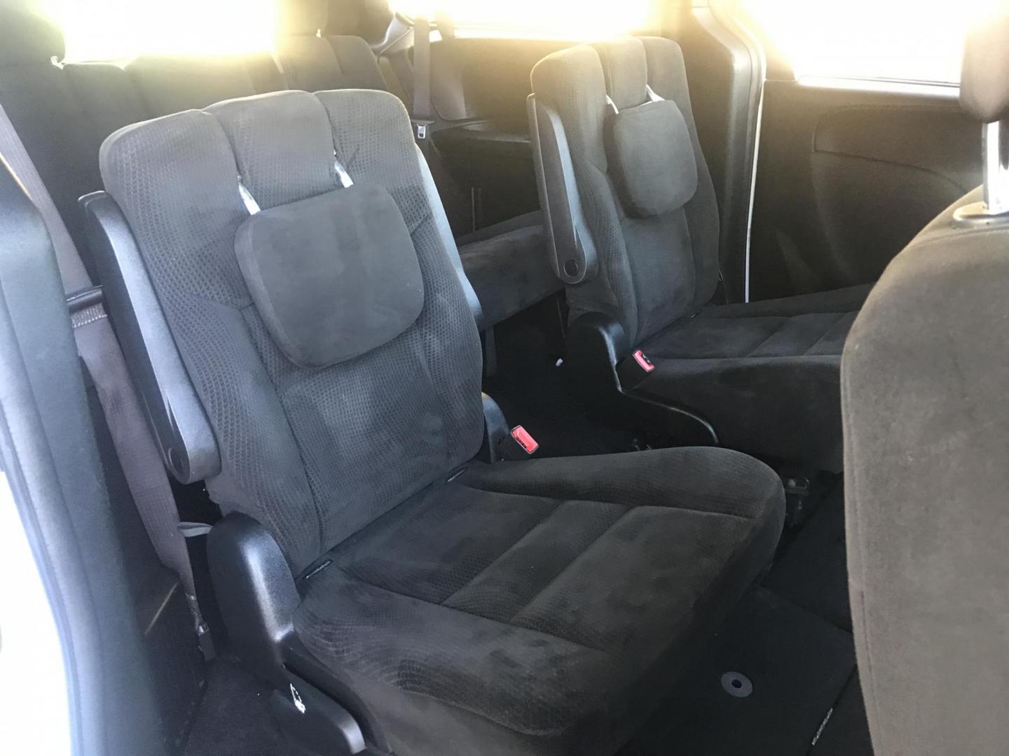 2017 WHITE /gray Dodge Grand Caravan SE (2C4RDGBG0HR) with an 3.6L V6 DOHC 24V engine, 6A transmission, located at 323 E Dunlap Ave., Phoenix, AZ, 85020, (602) 331-9000, 33.567677, -112.069000 - 2017 DODGE GRAND CARAVAN SE ......GREAT condition,.... Automatic, 154k miles, Ice Cold A/C, White and gray interior , Premium Sound Stereo/CD Player, Backup camera, 3RD Row seating , Alloy Wheels, This van is super clean inside and out, Incredible gas mileage! Arizona title , Runs and Drives Excell - Photo#9