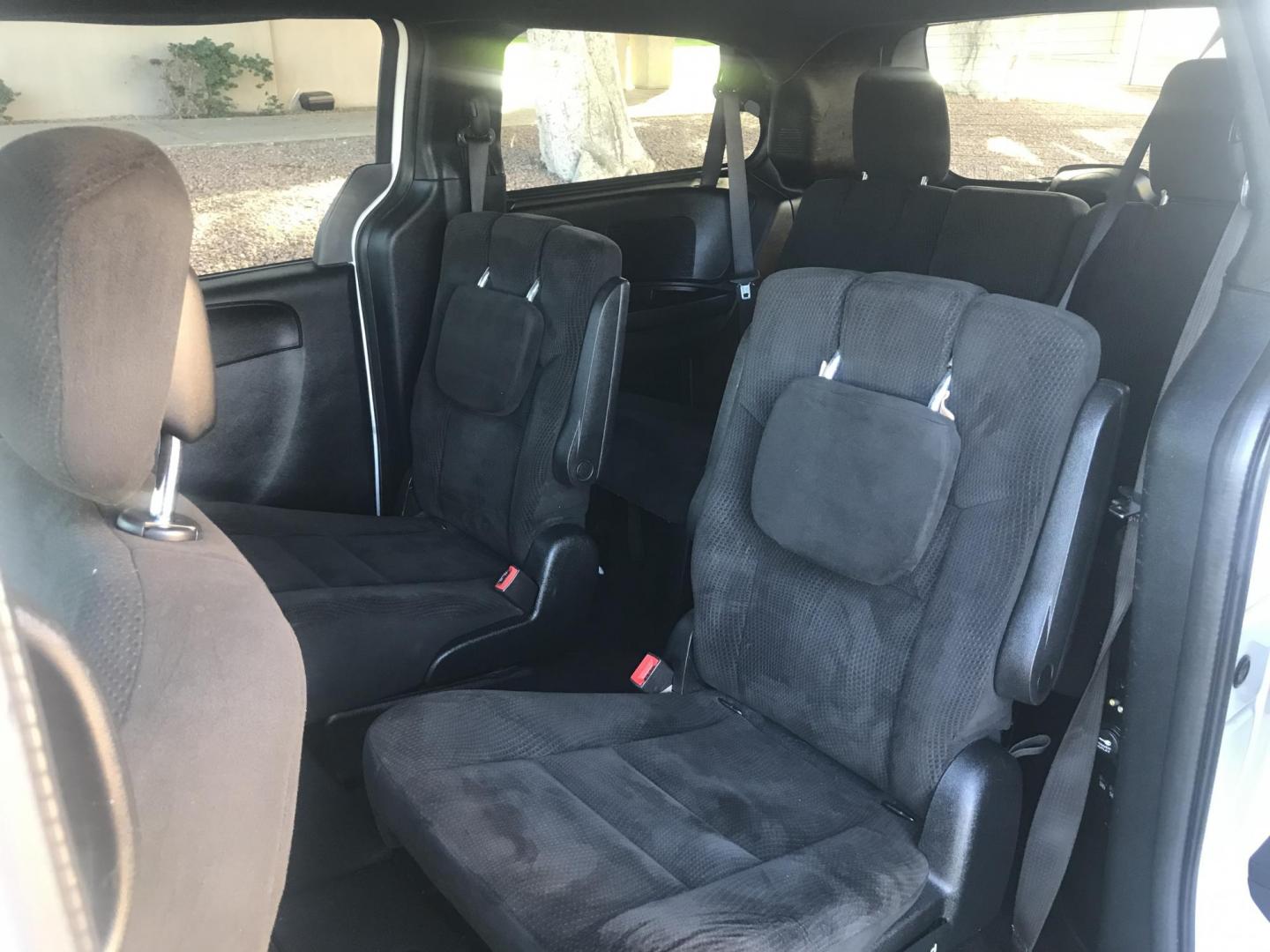 2017 WHITE /gray Dodge Grand Caravan SE (2C4RDGBG0HR) with an 3.6L V6 DOHC 24V engine, 6A transmission, located at 323 E Dunlap Ave., Phoenix, AZ, 85020, (602) 331-9000, 33.567677, -112.069000 - 2017 DODGE GRAND CARAVAN SE ......GREAT condition,.... Automatic, 154k miles, Ice Cold A/C, White and gray interior , Premium Sound Stereo/CD Player, Backup camera, 3RD Row seating , Alloy Wheels, This van is super clean inside and out, Incredible gas mileage! Arizona title , Runs and Drives Excell - Photo#12