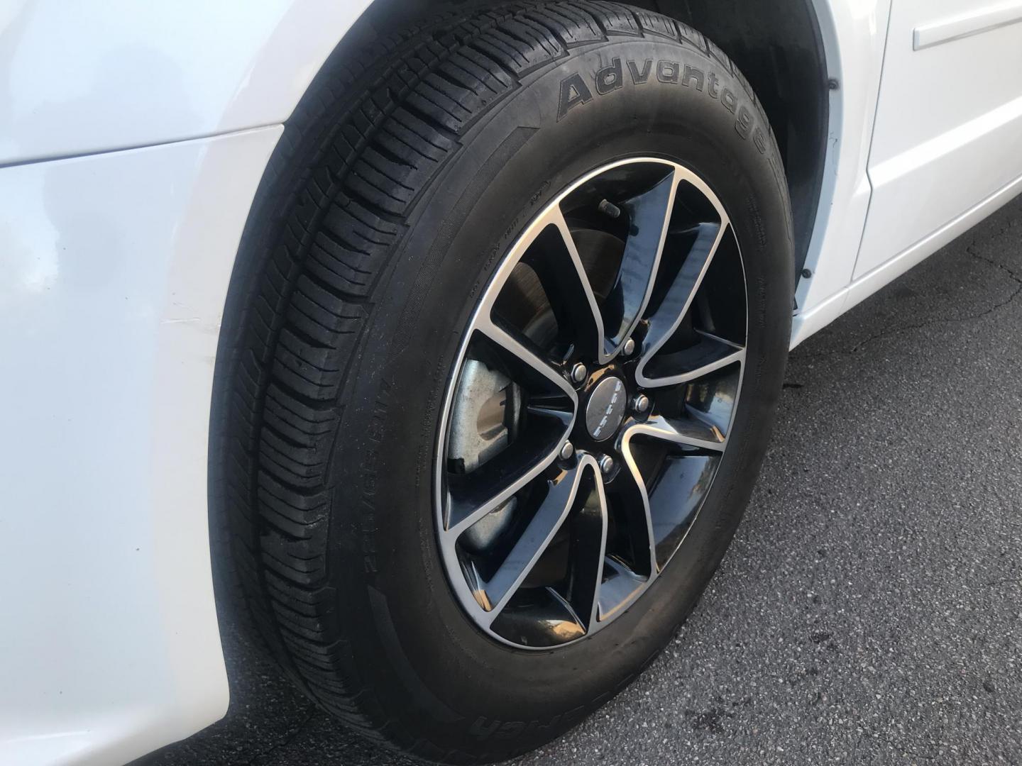 2017 WHITE /gray Dodge Grand Caravan SE (2C4RDGBG0HR) with an 3.6L V6 DOHC 24V engine, 6A transmission, located at 323 E Dunlap Ave., Phoenix, AZ, 85020, (602) 331-9000, 33.567677, -112.069000 - 2017 DODGE GRAND CARAVAN SE ......GREAT condition,.... Automatic, 154k miles, Ice Cold A/C, White and gray interior , Premium Sound Stereo/CD Player, Backup camera, 3RD Row seating , Alloy Wheels, This van is super clean inside and out, Incredible gas mileage! Arizona title , Runs and Drives Excell - Photo#17