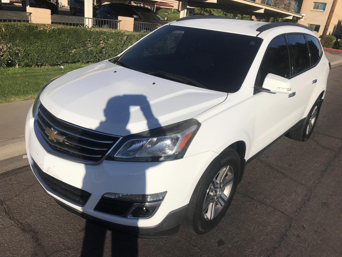 2016 WHITE /gray Chevrolet Traverse 1LT AWD (1GNKVGKD1GJ) with an 3.6L V6 DOHC 24V engine, 6A transmission, located at 323 E Dunlap Ave., Phoenix, AZ, 85020, (602) 331-9000, 33.567677, -112.069000 - 2016 CHEVROLET TRAVERSE SUV with 3RD ROW SEATING ..... A MUST SEE !!!! ........ Automatic, 3.6L Engine, with LOW 116k miles, Cold AC. Loaded with Power Options, Premium Sound Stereo/ CD Player, Beautiful White Exterior with gray cloth seats, Backup Camera, Alloy Wheels, Good Tires, Clean title , Run - Photo#1