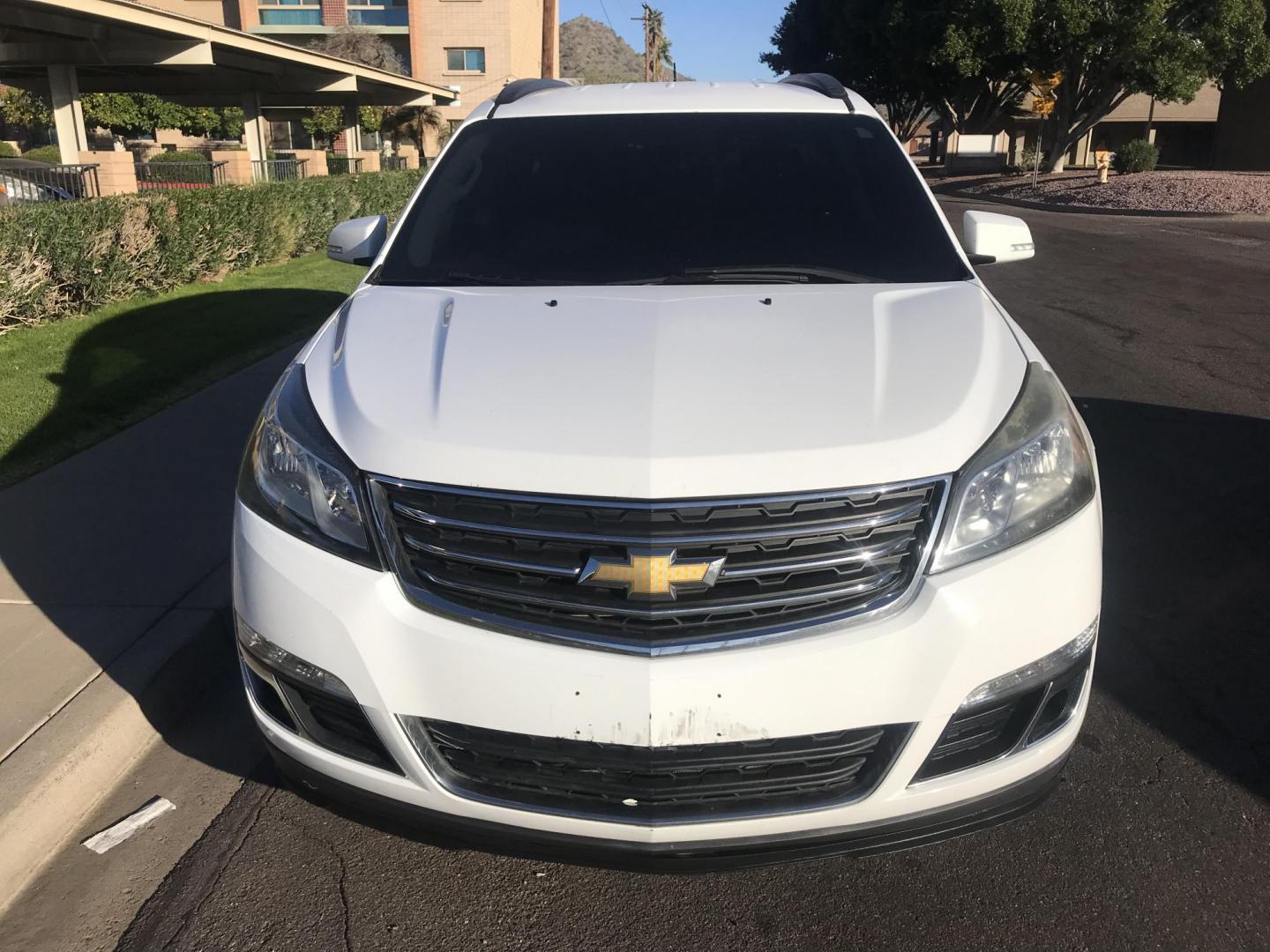 2016 WHITE /gray Chevrolet Traverse 1LT AWD (1GNKVGKD1GJ) with an 3.6L V6 DOHC 24V engine, 6A transmission, located at 323 E Dunlap Ave., Phoenix, AZ, 85020, (602) 331-9000, 33.567677, -112.069000 - 2016 CHEVROLET TRAVERSE SUV with 3RD ROW SEATING ..... A MUST SEE !!!! ........ Automatic, 3.6L Engine, with LOW 116k miles, Cold AC. Loaded with Power Options, Premium Sound Stereo/ CD Player, Beautiful White Exterior with gray cloth seats, Backup Camera, Alloy Wheels, Good Tires, Clean title , Run - Photo#3