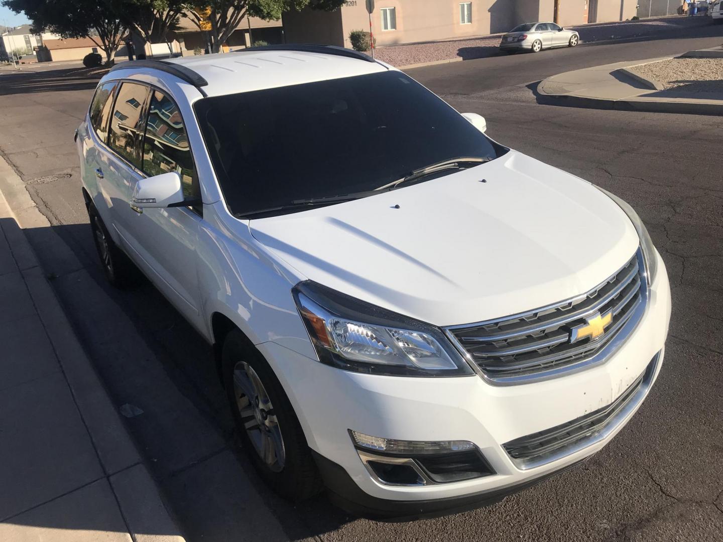 2016 WHITE /gray Chevrolet Traverse 1LT AWD (1GNKVGKD1GJ) with an 3.6L V6 DOHC 24V engine, 6A transmission, located at 323 E Dunlap Ave., Phoenix, AZ, 85020, (602) 331-9000, 33.567677, -112.069000 - 2016 CHEVROLET TRAVERSE SUV with 3RD ROW SEATING ..... A MUST SEE !!!! ........ Automatic, 3.6L Engine, with LOW 116k miles, Cold AC. Loaded with Power Options, Premium Sound Stereo/ CD Player, Beautiful White Exterior with gray cloth seats, Backup Camera, Alloy Wheels, Good Tires, Clean title , Run - Photo#5