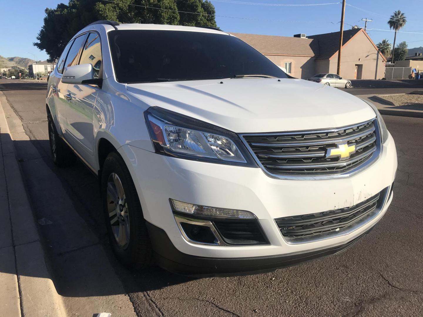 2016 WHITE /gray Chevrolet Traverse 1LT AWD (1GNKVGKD1GJ) with an 3.6L V6 DOHC 24V engine, 6A transmission, located at 323 E Dunlap Ave., Phoenix, AZ, 85020, (602) 331-9000, 33.567677, -112.069000 - 2016 CHEVROLET TRAVERSE SUV with 3RD ROW SEATING ..... A MUST SEE !!!! ........ Automatic, 3.6L Engine, with LOW 116k miles, Cold AC. Loaded with Power Options, Premium Sound Stereo/ CD Player, Beautiful White Exterior with gray cloth seats, Backup Camera, Alloy Wheels, Good Tires, Clean title , Run - Photo#4