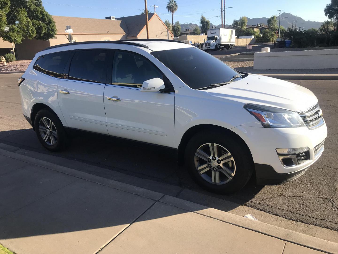 2016 WHITE /gray Chevrolet Traverse 1LT AWD (1GNKVGKD1GJ) with an 3.6L V6 DOHC 24V engine, 6A transmission, located at 323 E Dunlap Ave., Phoenix, AZ, 85020, (602) 331-9000, 33.567677, -112.069000 - 2016 CHEVROLET TRAVERSE SUV with 3RD ROW SEATING ..... A MUST SEE !!!! ........ Automatic, 3.6L Engine, with LOW 116k miles, Cold AC. Loaded with Power Options, Premium Sound Stereo/ CD Player, Beautiful White Exterior with gray cloth seats, Backup Camera, Alloy Wheels, Good Tires, Clean title , Run - Photo#6