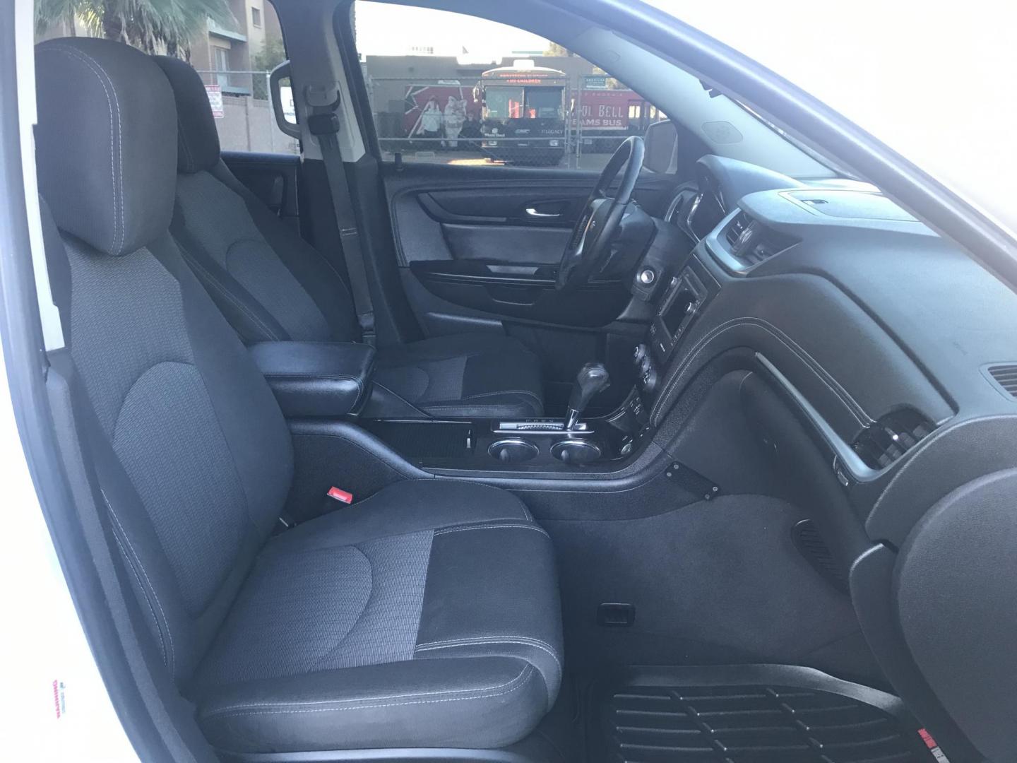 2016 WHITE /gray Chevrolet Traverse 1LT AWD (1GNKVGKD1GJ) with an 3.6L V6 DOHC 24V engine, 6A transmission, located at 323 E Dunlap Ave., Phoenix, AZ, 85020, (602) 331-9000, 33.567677, -112.069000 - 2016 CHEVROLET TRAVERSE SUV with 3RD ROW SEATING ..... A MUST SEE !!!! ........ Automatic, 3.6L Engine, with LOW 116k miles, Cold AC. Loaded with Power Options, Premium Sound Stereo/ CD Player, Beautiful White Exterior with gray cloth seats, Backup Camera, Alloy Wheels, Good Tires, Clean title , Run - Photo#8