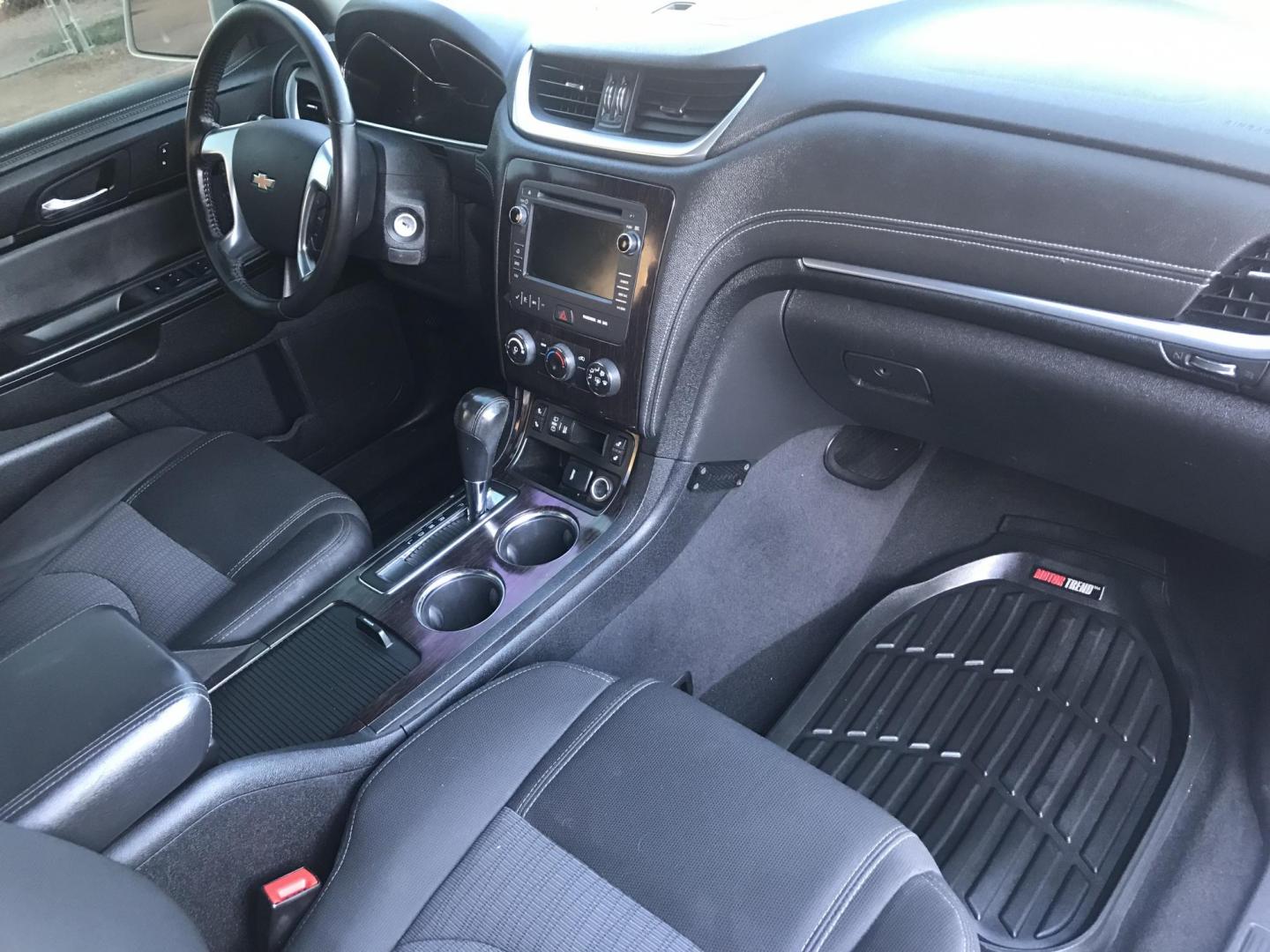 2016 WHITE /gray Chevrolet Traverse 1LT AWD (1GNKVGKD1GJ) with an 3.6L V6 DOHC 24V engine, 6A transmission, located at 323 E Dunlap Ave., Phoenix, AZ, 85020, (602) 331-9000, 33.567677, -112.069000 - 2016 CHEVROLET TRAVERSE SUV with 3RD ROW SEATING ..... A MUST SEE !!!! ........ Automatic, 3.6L Engine, with LOW 116k miles, Cold AC. Loaded with Power Options, Premium Sound Stereo/ CD Player, Beautiful White Exterior with gray cloth seats, Backup Camera, Alloy Wheels, Good Tires, Clean title , Run - Photo#7