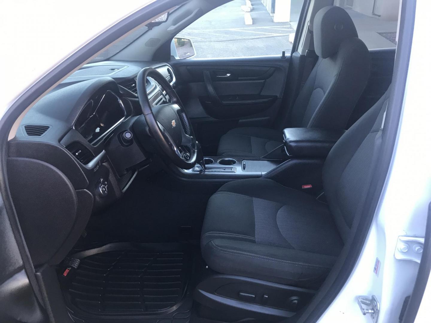 2016 WHITE /gray Chevrolet Traverse 1LT AWD (1GNKVGKD1GJ) with an 3.6L V6 DOHC 24V engine, 6A transmission, located at 323 E Dunlap Ave., Phoenix, AZ, 85020, (602) 331-9000, 33.567677, -112.069000 - 2016 CHEVROLET TRAVERSE SUV with 3RD ROW SEATING ..... A MUST SEE !!!! ........ Automatic, 3.6L Engine, with LOW 116k miles, Cold AC. Loaded with Power Options, Premium Sound Stereo/ CD Player, Beautiful White Exterior with gray cloth seats, Backup Camera, Alloy Wheels, Good Tires, Clean title , Run - Photo#14