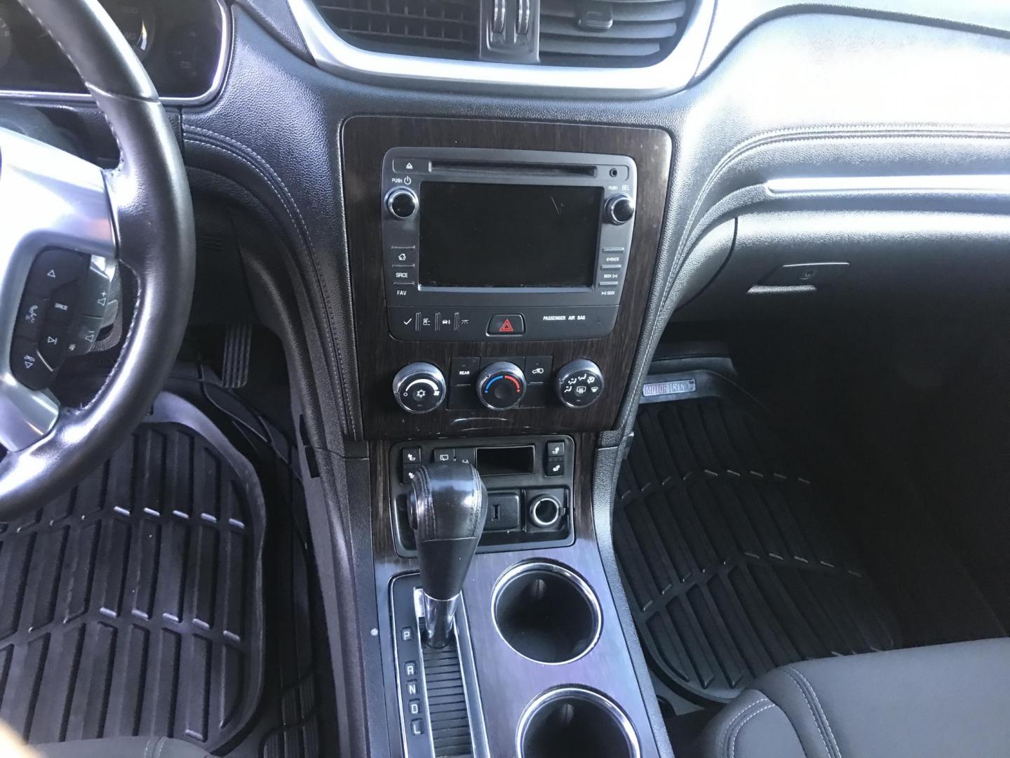 2016 WHITE /gray Chevrolet Traverse 1LT AWD (1GNKVGKD1GJ) with an 3.6L V6 DOHC 24V engine, 6A transmission, located at 323 E Dunlap Ave., Phoenix, AZ, 85020, (602) 331-9000, 33.567677, -112.069000 - 2016 CHEVROLET TRAVERSE SUV with 3RD ROW SEATING ..... A MUST SEE !!!! ........ Automatic, 3.6L Engine, with LOW 116k miles, Cold AC. Loaded with Power Options, Premium Sound Stereo/ CD Player, Beautiful White Exterior with gray cloth seats, Backup Camera, Alloy Wheels, Good Tires, Clean title , Run - Photo#15