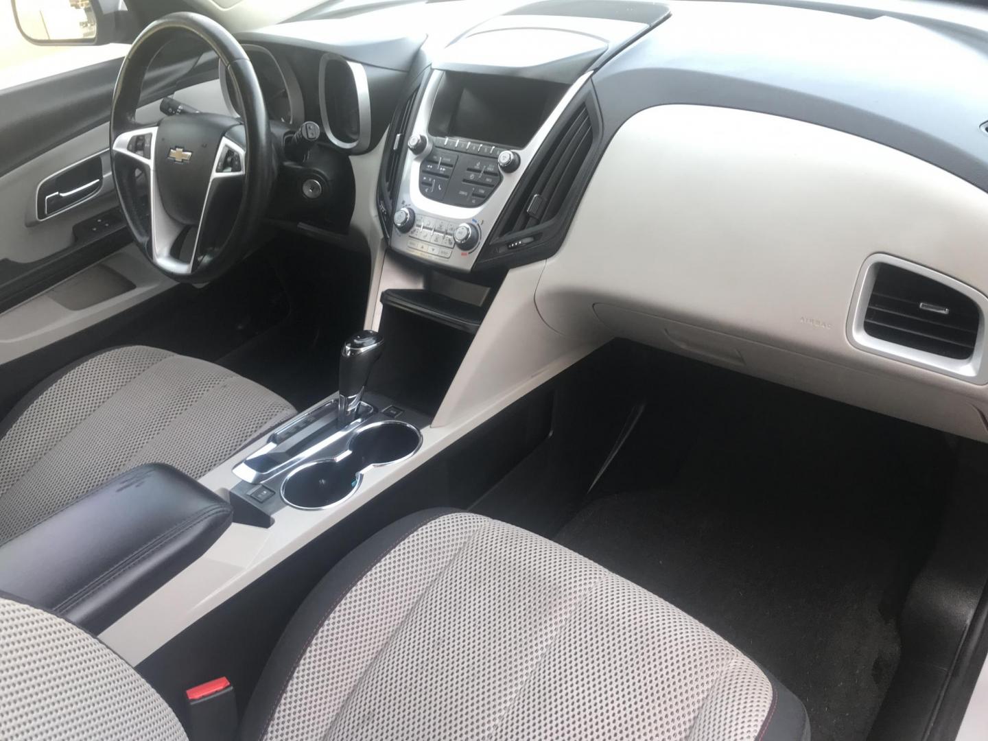 2016 silver /gray Chevrolet Equinox LT AWD (1GNFLFEK0GZ) with an 2.4L L4 DOHC 16V FFV engine, 6A transmission, located at 323 E Dunlap Ave., Phoenix, AZ, 85020, (602) 331-9000, 33.567677, -112.069000 - 2016 Chevrolet Equinox LT 4WD AWD SUV ,.......EXCELLENT condition,.... Automatic, 4cyl. 2.4L..... Ice Cold A/C, Silver and gray interior with cloth seats in near perfect condition, Backup Camera, Premiumm Sound CD, Power Options, This suv is gorgeous inside and out, Incredible gas mileage! Arizona t - Photo#7