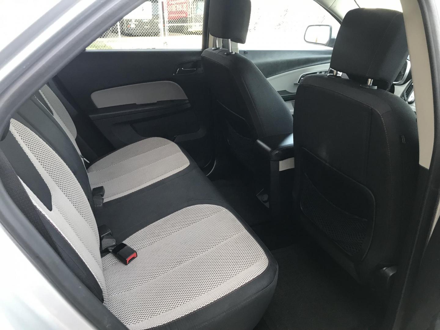 2016 silver /gray Chevrolet Equinox LT AWD (1GNFLFEK0GZ) with an 2.4L L4 DOHC 16V FFV engine, 6A transmission, located at 323 E Dunlap Ave., Phoenix, AZ, 85020, (602) 331-9000, 33.567677, -112.069000 - 2016 Chevrolet Equinox LT 4WD AWD SUV ,.......EXCELLENT condition,.... Automatic, 4cyl. 2.4L..... Ice Cold A/C, Silver and gray interior with cloth seats in near perfect condition, Backup Camera, Premiumm Sound CD, Power Options, This suv is gorgeous inside and out, Incredible gas mileage! Arizona t - Photo#9