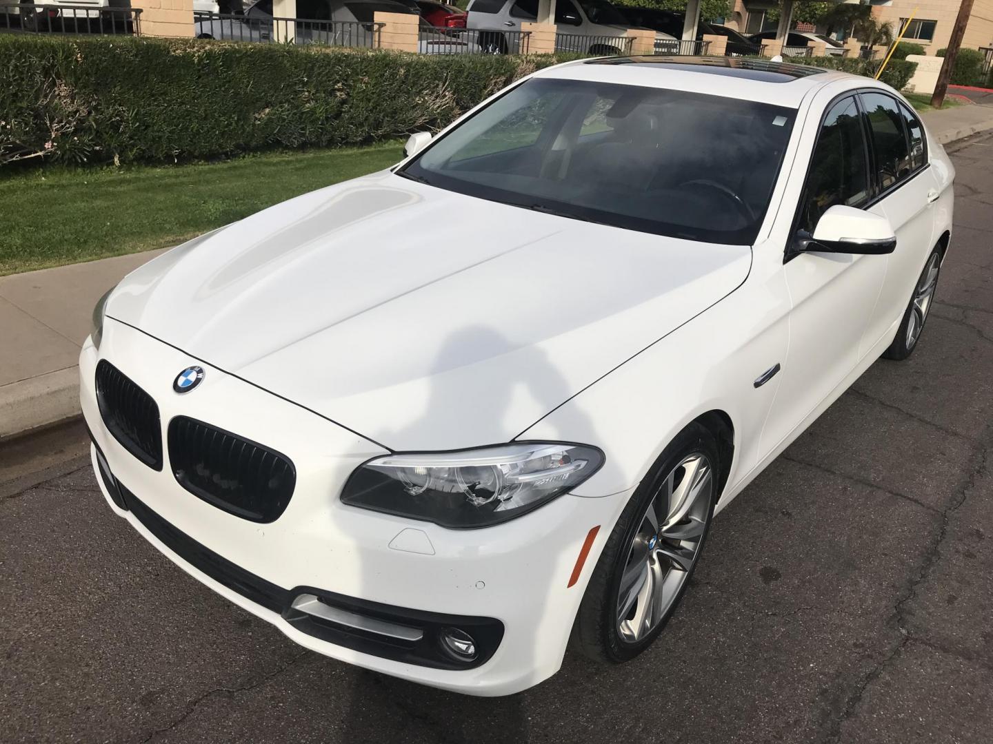 2016 WHITE /black BMW 5-Series 528i xDrive (WBA5A7C5XGG) with an 3.0L L6 DOHC 24V engine, 8A transmission, located at 323 E Dunlap Ave., Phoenix, AZ, 85020, (602) 331-9000, 33.567677, -112.069000 - 2016 BMW 528i xDrive LUXURY SEDAN ..... A MUST SEE !!!! ........ Automatic, 3.0L Engine, with LOW 114k miles, Cold AC. Fully Loaded with Power Options, Premium Sound Stereo/ CD Player, Beautiful White Exterior with tan leather seats, Backup Camera, Sunroof, Alloy Wheels, Good Tires, Clean title , Ru - Photo#1