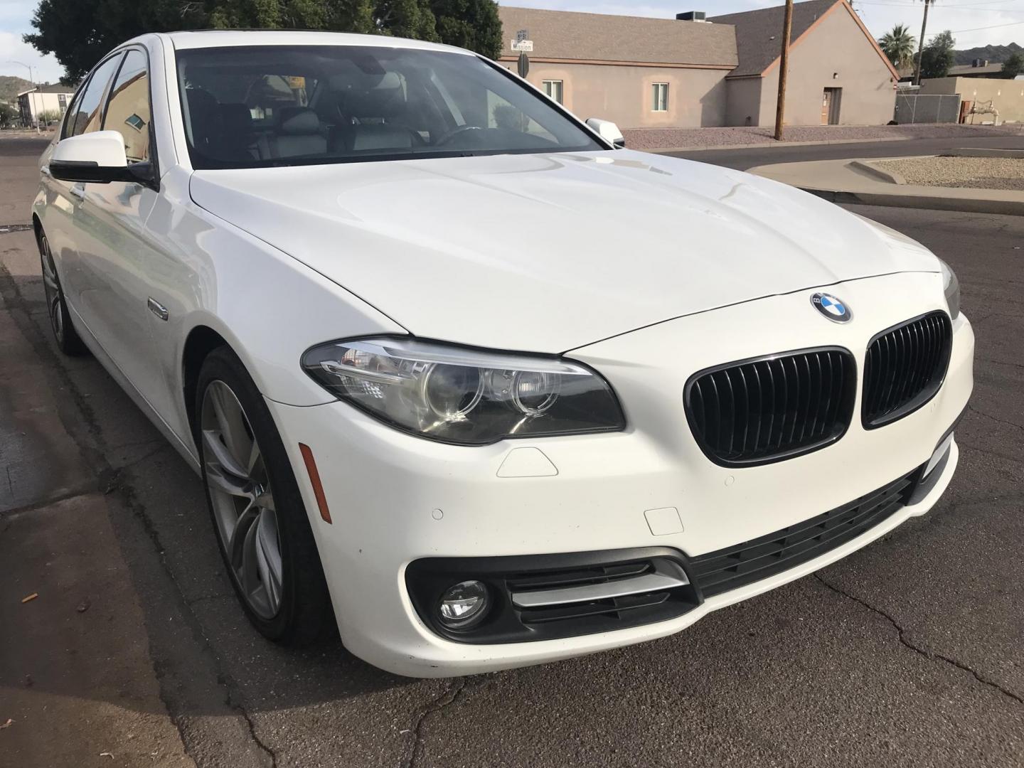 2016 WHITE /black BMW 5-Series 528i xDrive (WBA5A7C5XGG) with an 3.0L L6 DOHC 24V engine, 8A transmission, located at 323 E Dunlap Ave., Phoenix, AZ, 85020, (602) 331-9000, 33.567677, -112.069000 - 2016 BMW 528i xDrive LUXURY SEDAN ..... A MUST SEE !!!! ........ Automatic, 3.0L Engine, with LOW 114k miles, Cold AC. Fully Loaded with Power Options, Premium Sound Stereo/ CD Player, Beautiful White Exterior with tan leather seats, Backup Camera, Sunroof, Alloy Wheels, Good Tires, Clean title , Ru - Photo#4