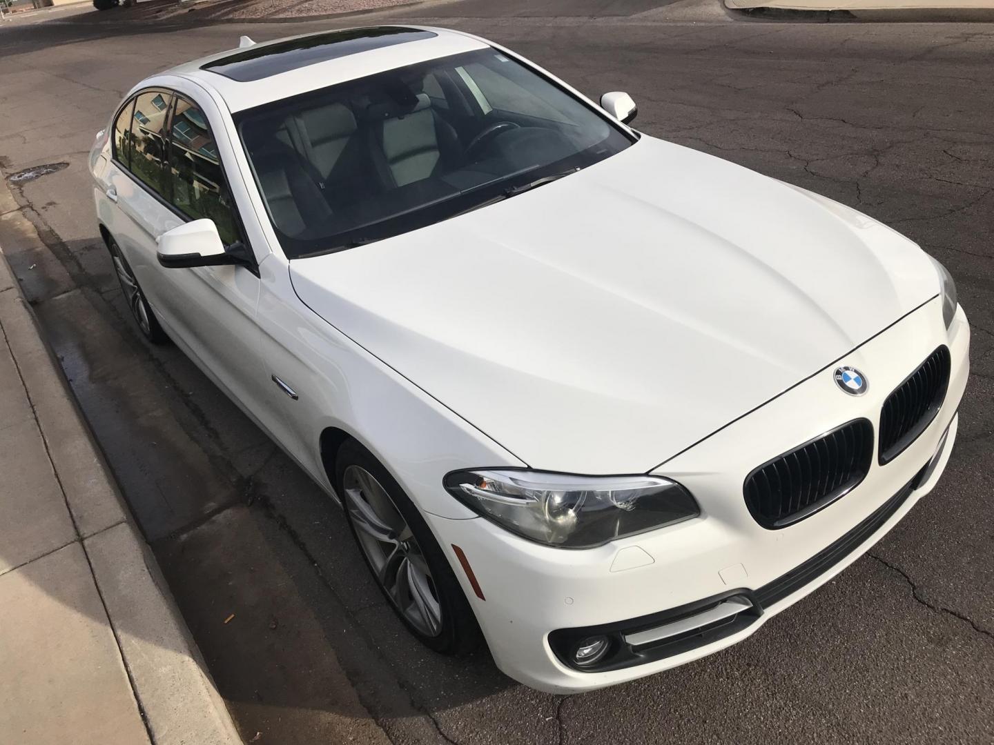 2016 WHITE /black BMW 5-Series 528i xDrive (WBA5A7C5XGG) with an 3.0L L6 DOHC 24V engine, 8A transmission, located at 323 E Dunlap Ave., Phoenix, AZ, 85020, (602) 331-9000, 33.567677, -112.069000 - 2016 BMW 528i xDrive LUXURY SEDAN ..... A MUST SEE !!!! ........ Automatic, 3.0L Engine, with LOW 114k miles, Cold AC. Fully Loaded with Power Options, Premium Sound Stereo/ CD Player, Beautiful White Exterior with tan leather seats, Backup Camera, Sunroof, Alloy Wheels, Good Tires, Clean title , Ru - Photo#5