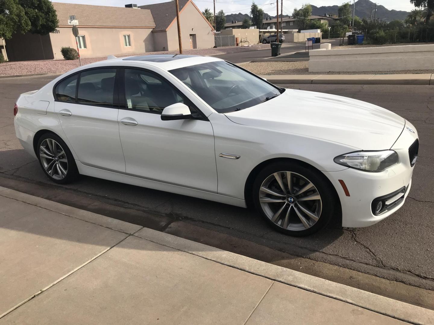 2016 WHITE /black BMW 5-Series 528i xDrive (WBA5A7C5XGG) with an 3.0L L6 DOHC 24V engine, 8A transmission, located at 323 E Dunlap Ave., Phoenix, AZ, 85020, (602) 331-9000, 33.567677, -112.069000 - 2016 BMW 528i xDrive LUXURY SEDAN ..... A MUST SEE !!!! ........ Automatic, 3.0L Engine, with LOW 114k miles, Cold AC. Fully Loaded with Power Options, Premium Sound Stereo/ CD Player, Beautiful White Exterior with tan leather seats, Backup Camera, Sunroof, Alloy Wheels, Good Tires, Clean title , Ru - Photo#6