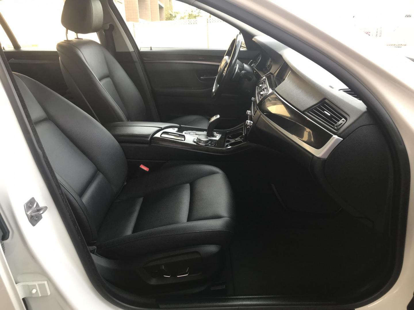 2016 WHITE /black BMW 5-Series 528i xDrive (WBA5A7C5XGG) with an 3.0L L6 DOHC 24V engine, 8A transmission, located at 323 E Dunlap Ave., Phoenix, AZ, 85020, (602) 331-9000, 33.567677, -112.069000 - 2016 BMW 528i xDrive LUXURY SEDAN ..... A MUST SEE !!!! ........ Automatic, 3.0L Engine, with LOW 114k miles, Cold AC. Fully Loaded with Power Options, Premium Sound Stereo/ CD Player, Beautiful White Exterior with tan leather seats, Backup Camera, Sunroof, Alloy Wheels, Good Tires, Clean title , Ru - Photo#8