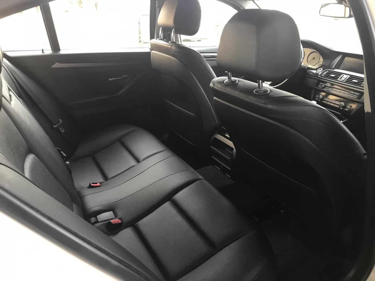 2016 WHITE /black BMW 5-Series 528i xDrive (WBA5A7C5XGG) with an 3.0L L6 DOHC 24V engine, 8A transmission, located at 323 E Dunlap Ave., Phoenix, AZ, 85020, (602) 331-9000, 33.567677, -112.069000 - 2016 BMW 528i xDrive LUXURY SEDAN ..... A MUST SEE !!!! ........ Automatic, 3.0L Engine, with LOW 114k miles, Cold AC. Fully Loaded with Power Options, Premium Sound Stereo/ CD Player, Beautiful White Exterior with tan leather seats, Backup Camera, Sunroof, Alloy Wheels, Good Tires, Clean title , Ru - Photo#9