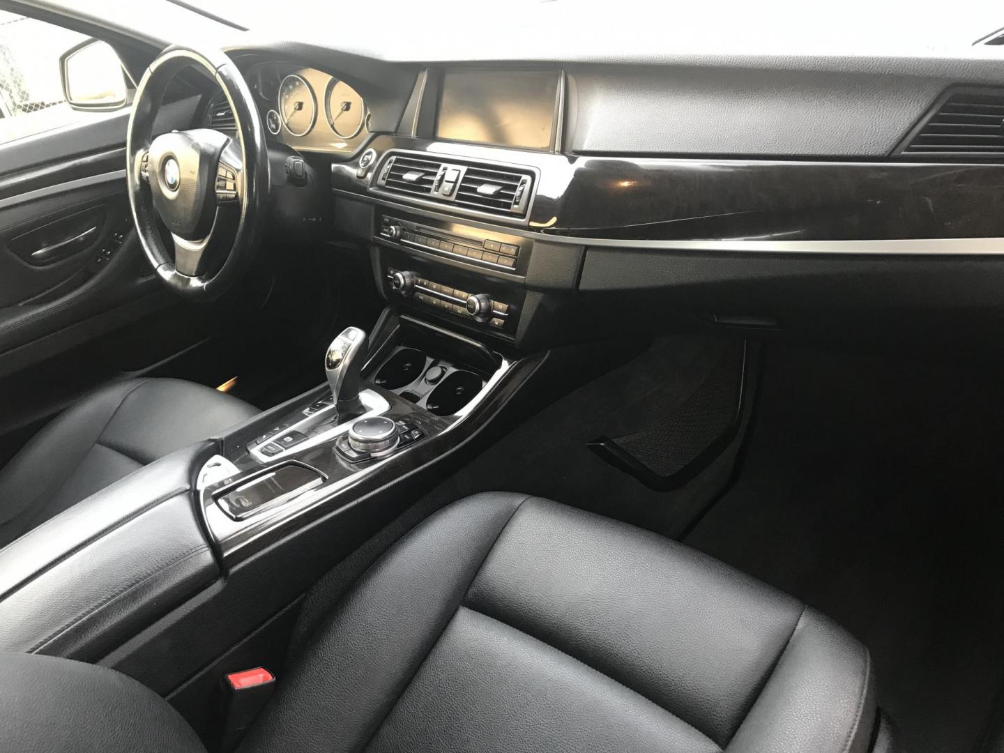 2016 WHITE /black BMW 5-Series 528i xDrive (WBA5A7C5XGG) with an 3.0L L6 DOHC 24V engine, 8A transmission, located at 323 E Dunlap Ave., Phoenix, AZ, 85020, (602) 331-9000, 33.567677, -112.069000 - 2016 BMW 528i xDrive LUXURY SEDAN ..... A MUST SEE !!!! ........ Automatic, 3.0L Engine, with LOW 114k miles, Cold AC. Fully Loaded with Power Options, Premium Sound Stereo/ CD Player, Beautiful White Exterior with tan leather seats, Backup Camera, Sunroof, Alloy Wheels, Good Tires, Clean title , Ru - Photo#7