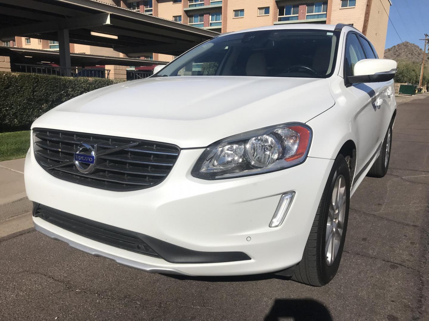 2014 WHITE /BEIGE Volvo XC60 3.2 (YV4952DL5E2) with an 3.0L L6 DOHC 24V TURBO engine, 6-Speed Automatic transmission, located at 323 E Dunlap Ave., Phoenix, AZ, 85020, (602) 331-9000, 33.567677, -112.069000 - 2014 VOLVO XC60 FWD SUV ,.......EXCELLENT condition,.... Automatic, 6cyl. 3.2L..... Ice Cold A/C, White and beige interior with leather seats in near perfect condition, Premiumm Sound CD, Power Options, Panorama Sunroof, BAckup Camera, This suv is gorgeous inside and out, Incredible gas mileage! Ari - Photo#0