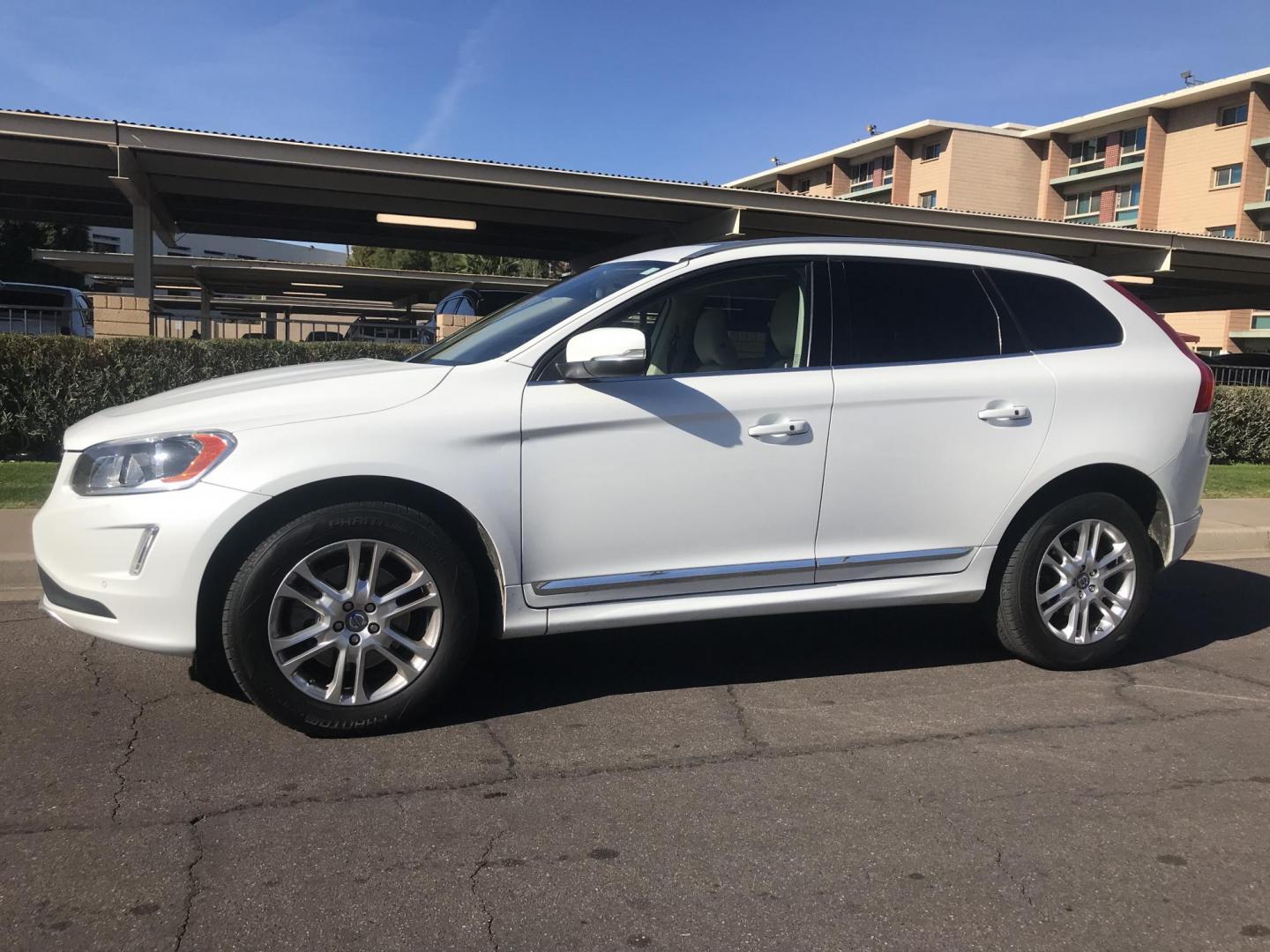 2014 WHITE /BEIGE Volvo XC60 3.2 (YV4952DL5E2) with an 3.0L L6 DOHC 24V TURBO engine, 6-Speed Automatic transmission, located at 323 E Dunlap Ave., Phoenix, AZ, 85020, (602) 331-9000, 33.567677, -112.069000 - 2014 VOLVO XC60 FWD SUV ,.......EXCELLENT condition,.... Automatic, 6cyl. 3.2L..... Ice Cold A/C, White and beige interior with leather seats in near perfect condition, Premiumm Sound CD, Power Options, Panorama Sunroof, BAckup Camera, This suv is gorgeous inside and out, Incredible gas mileage! Ari - Photo#2