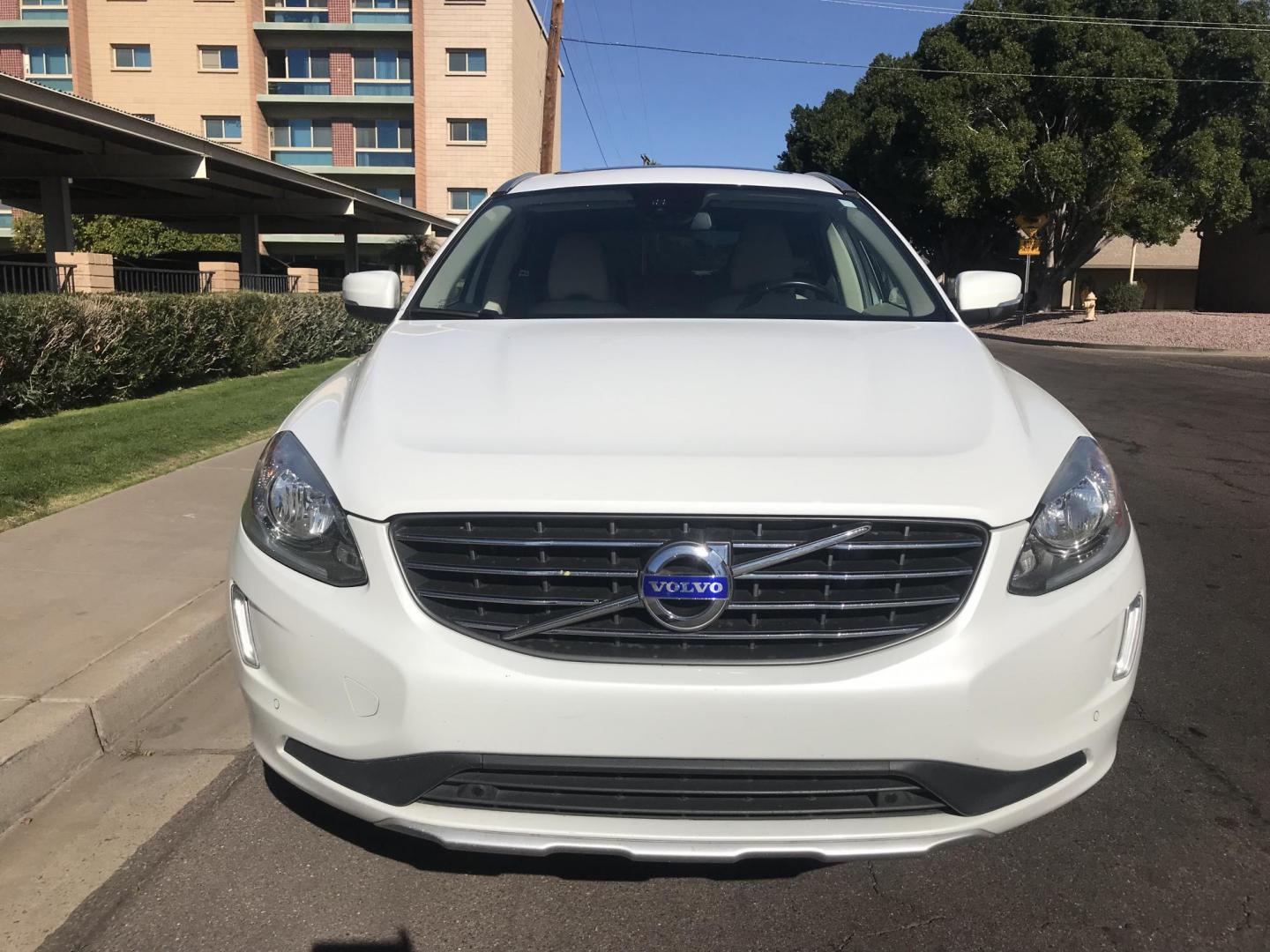 2014 WHITE /BEIGE Volvo XC60 3.2 (YV4952DL5E2) with an 3.0L L6 DOHC 24V TURBO engine, 6-Speed Automatic transmission, located at 323 E Dunlap Ave., Phoenix, AZ, 85020, (602) 331-9000, 33.567677, -112.069000 - 2014 VOLVO XC60 FWD SUV ,.......EXCELLENT condition,.... Automatic, 6cyl. 3.2L..... Ice Cold A/C, White and beige interior with leather seats in near perfect condition, Premiumm Sound CD, Power Options, Panorama Sunroof, BAckup Camera, This suv is gorgeous inside and out, Incredible gas mileage! Ari - Photo#3