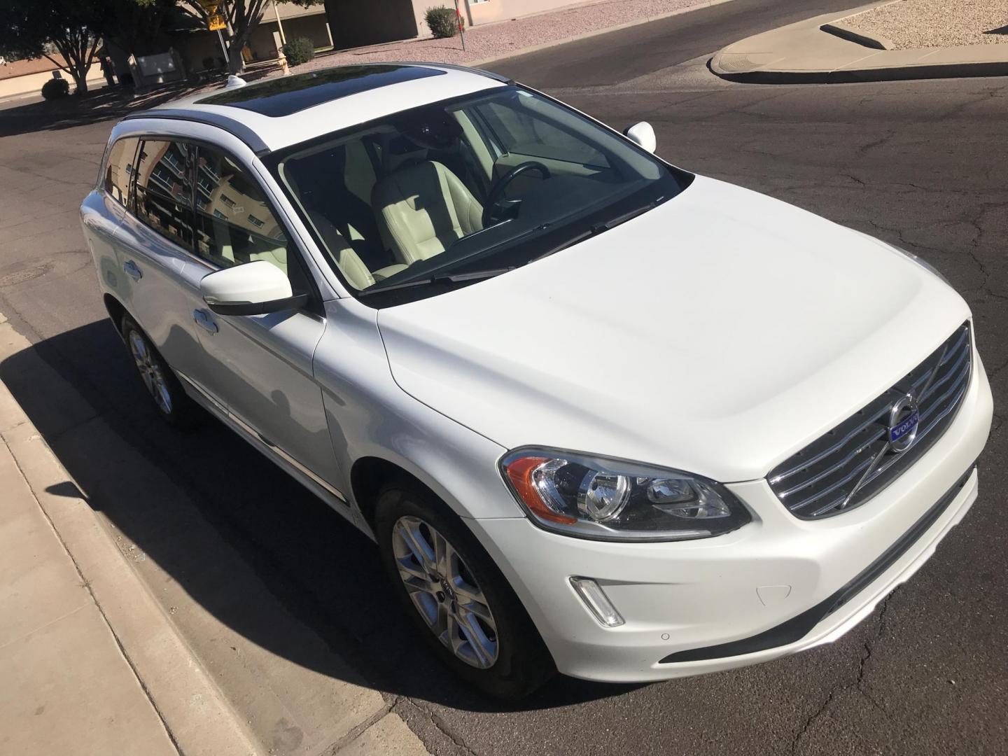 2014 WHITE /BEIGE Volvo XC60 3.2 (YV4952DL5E2) with an 3.0L L6 DOHC 24V TURBO engine, 6-Speed Automatic transmission, located at 323 E Dunlap Ave., Phoenix, AZ, 85020, (602) 331-9000, 33.567677, -112.069000 - 2014 VOLVO XC60 FWD SUV ,.......EXCELLENT condition,.... Automatic, 6cyl. 3.2L..... Ice Cold A/C, White and beige interior with leather seats in near perfect condition, Premiumm Sound CD, Power Options, Panorama Sunroof, BAckup Camera, This suv is gorgeous inside and out, Incredible gas mileage! Ari - Photo#5