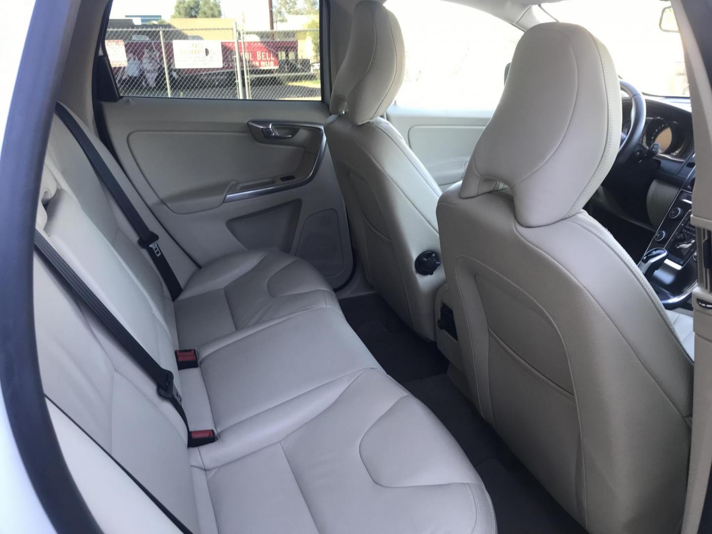 2014 WHITE /BEIGE Volvo XC60 3.2 (YV4952DL5E2) with an 3.0L L6 DOHC 24V TURBO engine, 6-Speed Automatic transmission, located at 323 E Dunlap Ave., Phoenix, AZ, 85020, (602) 331-9000, 33.567677, -112.069000 - 2014 VOLVO XC60 FWD SUV ,.......EXCELLENT condition,.... Automatic, 6cyl. 3.2L..... Ice Cold A/C, White and beige interior with leather seats in near perfect condition, Premiumm Sound CD, Power Options, Panorama Sunroof, BAckup Camera, This suv is gorgeous inside and out, Incredible gas mileage! Ari - Photo#9