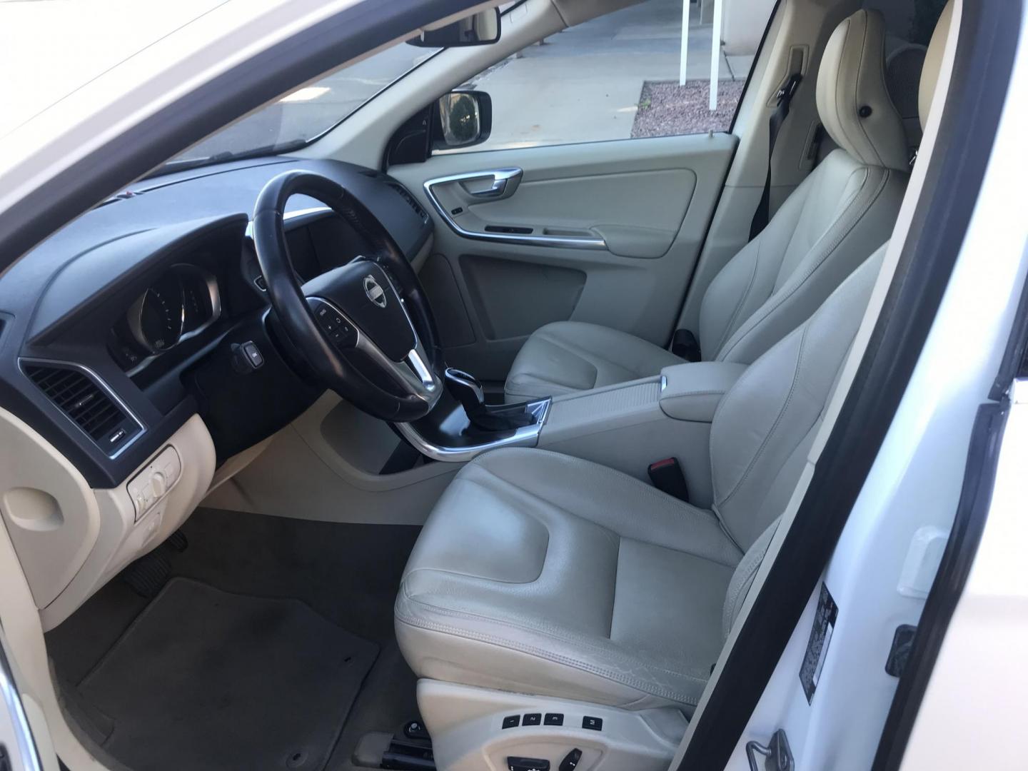 2014 WHITE /BEIGE Volvo XC60 3.2 (YV4952DL5E2) with an 3.0L L6 DOHC 24V TURBO engine, 6-Speed Automatic transmission, located at 323 E Dunlap Ave., Phoenix, AZ, 85020, (602) 331-9000, 33.567677, -112.069000 - 2014 VOLVO XC60 FWD SUV ,.......EXCELLENT condition,.... Automatic, 6cyl. 3.2L..... Ice Cold A/C, White and beige interior with leather seats in near perfect condition, Premiumm Sound CD, Power Options, Panorama Sunroof, BAckup Camera, This suv is gorgeous inside and out, Incredible gas mileage! Ari - Photo#13