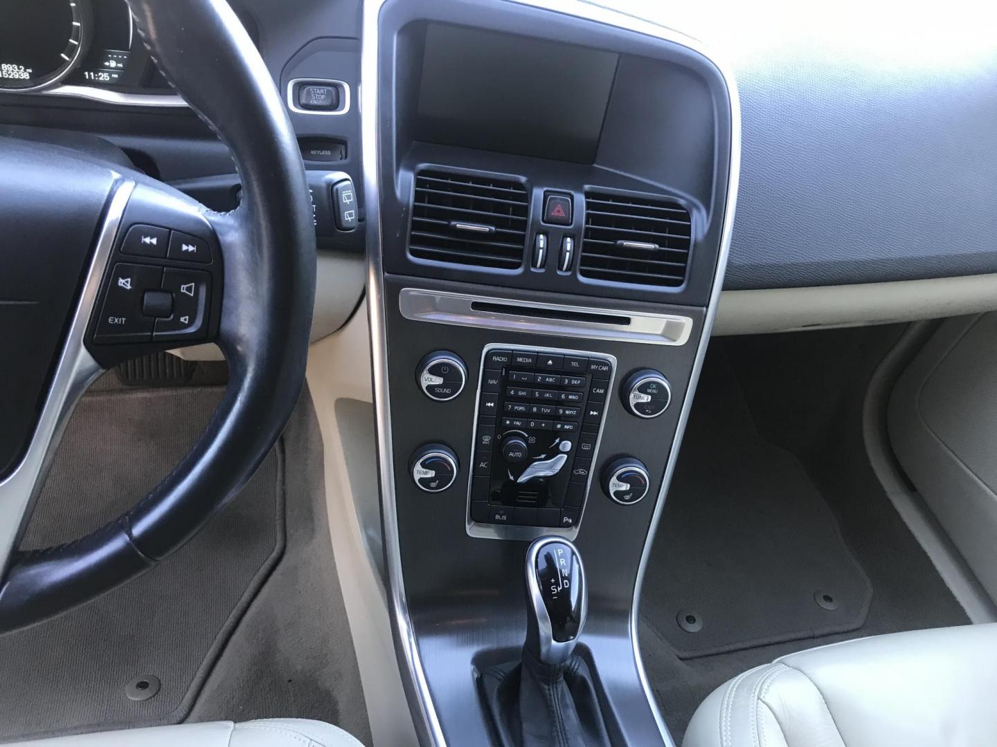 2014 WHITE /BEIGE Volvo XC60 3.2 (YV4952DL5E2) with an 3.0L L6 DOHC 24V TURBO engine, 6-Speed Automatic transmission, located at 323 E Dunlap Ave., Phoenix, AZ, 85020, (602) 331-9000, 33.567677, -112.069000 - 2014 VOLVO XC60 FWD SUV ,.......EXCELLENT condition,.... Automatic, 6cyl. 3.2L..... Ice Cold A/C, White and beige interior with leather seats in near perfect condition, Premiumm Sound CD, Power Options, Panorama Sunroof, BAckup Camera, This suv is gorgeous inside and out, Incredible gas mileage! Ari - Photo#15