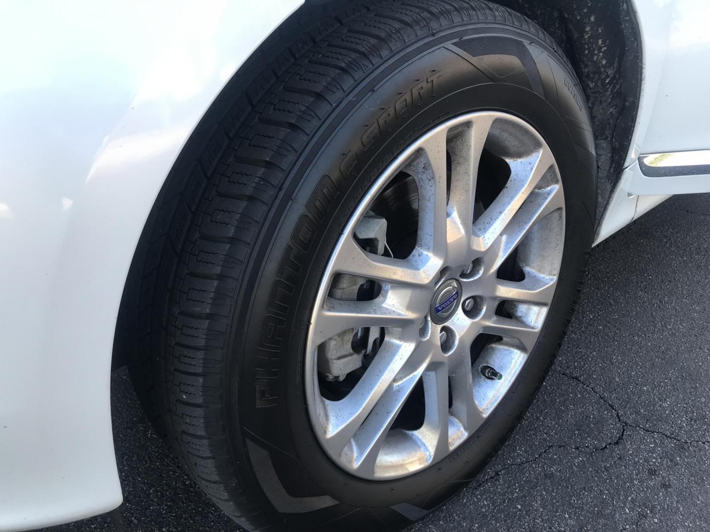 2014 WHITE /BEIGE Volvo XC60 3.2 (YV4952DL5E2) with an 3.0L L6 DOHC 24V TURBO engine, 6-Speed Automatic transmission, located at 323 E Dunlap Ave., Phoenix, AZ, 85020, (602) 331-9000, 33.567677, -112.069000 - 2014 VOLVO XC60 FWD SUV ,.......EXCELLENT condition,.... Automatic, 6cyl. 3.2L..... Ice Cold A/C, White and beige interior with leather seats in near perfect condition, Premiumm Sound CD, Power Options, Panorama Sunroof, BAckup Camera, This suv is gorgeous inside and out, Incredible gas mileage! Ari - Photo#17