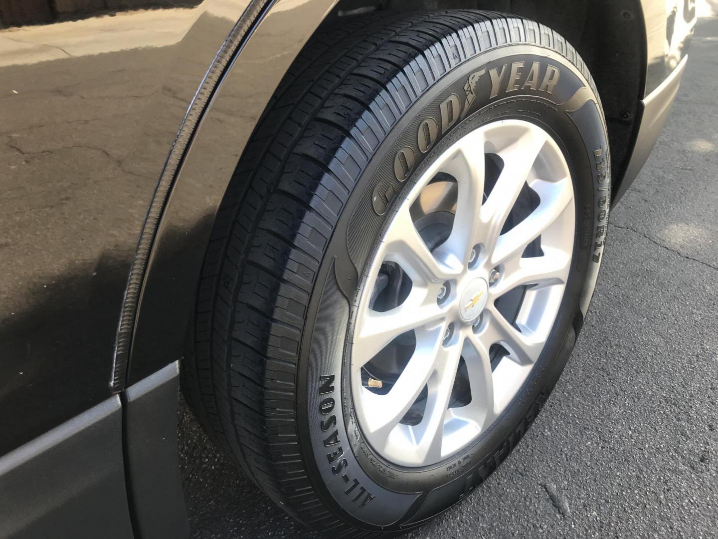 2018 gray /gray Chevrolet Equinox LT 2WD (2GNAXJEV7J6) with an 1.5L L4 DIR DOHC 16V TURBO engine, 6A transmission, located at 323 E Dunlap Ave., Phoenix, AZ, 85020, (602) 331-9000, 33.567677, -112.069000 - 2018 Chevrolet Equinox 1LT 2WD SUV ,.......EXCELLENT condition,.... Automatic, 4cyl. 1.5L ..... Ice Cold A/C, Black with gray interior withcloth seats in near perfect condition, Backup Camera, Premium Sound CD, Power Options, This suv is gorgeous inside and out, Incredible gas mileage! Arizona title - Photo#17